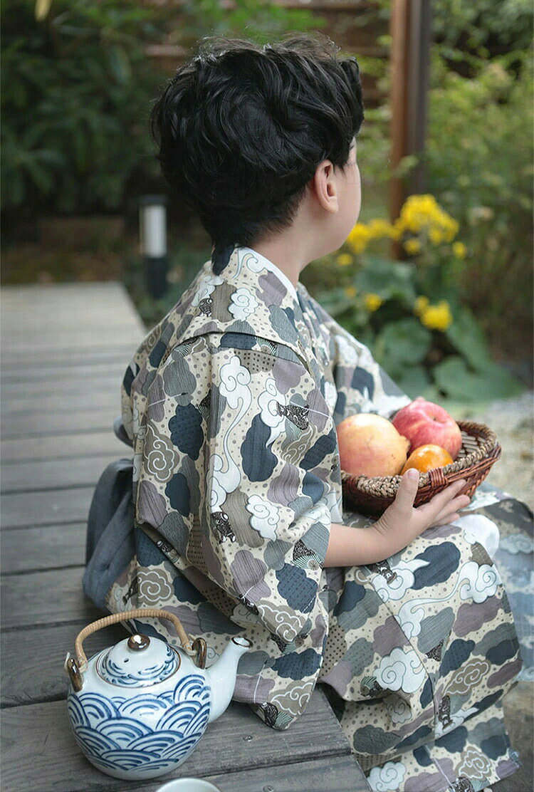 商品の詳細 商品名 キッズ浴衣 内容 浴衣 帯 下駄 足袋（※他は商品に含まれません） 素材 ポリエステル・その他 サイズ 80-160cm 配送方法 佐川急便、ヤマト輸送 送料 ※具体的には当店の送料設定にご覧ください。 ※同一の対応ショップで同一注文・同一配送先へのお買い物合計額が3,980円(税込)以上の時に になります。 返品・交換 ●サイズ交換する場合、ご注文から2日以内お店までお問合せ下さい。 ●初期不良や弊社都合による著しい発送遅延などが発生した場合は、未使用の商品のみ到着日から7日以内にご連絡頂ければご返金・交換対応させて頂きます。 ◆商品写真はできる限り実物の色に近づけるよう加工しておりますが、お客様のお使いのモニター設定、お部屋の照明等により実際の商品と色味が異なる場合がございます。 ◆サイズ詳細等の測り方はスタッフ間で統一、徹底はしておりますが、若干の誤差がある場合がございます。 ◆プリント生地の商品については、生地の裁断・縫製方法により写真と同様の柄が出ない場合がございます。 ◆生地の特性上、やや匂いが強く感じられるものもございます。 数日のご使用や陰干しなどで気になる匂いはほとんど感じられなくなります。