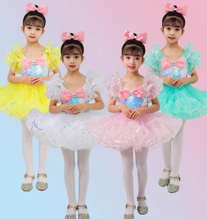 樂天商城 - 子供ダンス衣装 女の子 ワンピース スパンコール フリルいっぱい ふわふわ お姫様 ショート丈 チュチュワンピース キッズ 幼稚園 小学校 舞台 ステージ お揃いダンスウエア リボン付き きらきら 女兒 演出 演奏 ダンス ワンピース ピンク 白 黄 緑 100 110 120 130 140 150