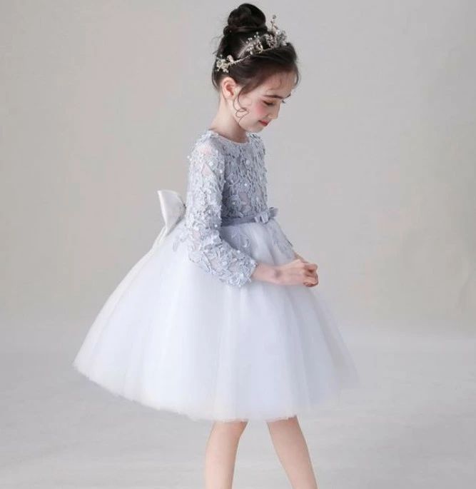 商品情報長袖の、可愛いらしいフォーマルドレスです。繊細な刺繍がほどこされたトップスから続く、ウエストのサテンリボンがキュート背部の大きめリボンが、アクセントになっています(*^-^*)ふんわりと広がるチュールスカートが女の子らしい、王道プリンセスドレスです。【カラー】シルバーグレー、ピンク【素材】ポリエステル【サイズ】110バスト：56cmウエスト：55cm着丈：55cm参考身長：100-110cm120バスト：60cmウエスト：58cm着丈：60cm参考身長：110-120cm130バスト：64cmウエスト：62cm着丈：65cm参考身長：120-130cm140バスト：68cmウエスト：66cm着丈：75cm参考身長：130-140cm150バスト：72cmウエスト：70cm着丈：85cm参考身長：140-150cm※1〜3cmの誤差がある場合がございます。ロットによって、typeランダム発送