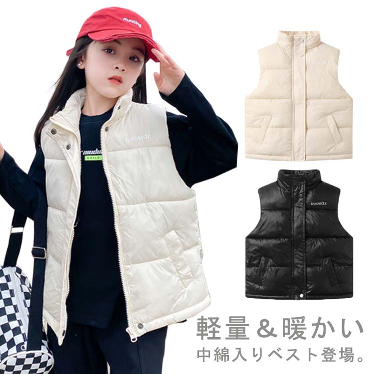 軽量＆暖かい中綿入りベスト登場。柔らかで、軽く、空気を含んだ優しいボリューム感のある素材を使用。首元まで暖かいようにハイネックデザイン。大きめのポケットつきで手元の防寒にも便利です。ユニセックスで男の子にも女の子にも。暖かく、軽いので持ち運びにも便利！一枚持っていると便利なアイテムです。 サイズ100 110 120 130 140 150 160サイズについての説明【100】胸囲43*2　着丈46.5　肩幅30【110】胸囲45*2　着丈49　肩幅31【120】胸囲47*2　着丈51　肩幅32【130】胸囲49*2　着丈53.5　肩幅33【140】胸囲51*2　着丈56　肩幅34【150】胸囲53*2　着丈58.5　肩幅35【160】胸囲55*2　着丈61　肩幅37実寸は商品によって若干の誤差(1cm〜3cm )がある場合がございますので、予めご了承ください。素材表面：ナイロン、中綿：ポリエステル、裏地：ナイロン色ベージュ ブラック備考 ●サイズ詳細等の測り方はスタッフ間で統一、徹底はしておりますが、実寸は商品によって若干の誤差(1cm〜3cm )がある場合がございますので、予めご了承ください。 ●商品の色は、撮影時の光や、お客様のモニターの色具合などにより、実際の商品と異なる場合がございます。あらかじめ、ご了承ください。●製品によっては、生地の特性上、洗濯時に縮む場合がございますので洗濯時はご注意下さいませ。▼色味の強い製品によっては他の衣類などに色移りする場合もございますので、速やかに（脱水、乾燥等）するようにお願いいたします。 ▼生地によっては摩擦や汗、雨などで濡れた時は、他の製品に移染する恐れがございますので、着用の際はご注意下さい。▼生地の特性上、やや匂いが強く感じられるものもございます。数日のご使用や陰干しなどで気になる匂いはほとんど感じられなくなります。軽量＆暖かい中綿入りベスト登場。柔らかで、軽く、空気を含んだ優しいボリューム感のある素材を使用。首元まで暖かいようにハイネックデザイン。大きめのポケットつきで手元の防寒にも便利です。ユニセックスで男の子にも女の子にも。暖かく、軽いので持ち運びにも便利！一枚持っていると便利なアイテムです。 サイズ100 110 120 130 140 150 160サイズについての説明【100】胸囲43*2　着丈46.5　肩幅30【110】胸囲45*2　着丈49　肩幅31【120】胸囲47*2　着丈51　肩幅32【130】胸囲49*2　着丈53.5　肩幅33【140】胸囲51*2　着丈56　肩幅34【150】胸囲53*2　着丈58.5　肩幅35【160】胸囲55*2　着丈61　肩幅37実寸は商品によって若干の誤差(1cm〜3cm )がある場合がございますので、予めご了承ください。素材表面：ナイロン、中綿：ポリエステル、裏地：ナイロン色ベージュ ブラック備考 ●サイズ詳細等の測り方はスタッフ間で統一、徹底はしておりますが、実寸は商品によって若干の誤差(1cm〜3cm )がある場合がございますので、予めご了承ください。 ●商品の色は、撮影時の光や、お客様のモニターの色具合などにより、実際の商品と異なる場合がございます。あらかじめ、ご了承ください。●製品によっては、生地の特性上、洗濯時に縮む場合がございますので洗濯時はご注意下さいませ。▼色味の強い製品によっては他の衣類などに色移りする場合もございますので、速やかに（脱水、乾燥等）するようにお願いいたします。 ▼生地によっては摩擦や汗、雨などで濡れた時は、他の製品に移染する恐れがございますので、着用の際はご注意下さい。▼生地の特性上、やや匂いが強く感じられるものもございます。数日のご使用や陰干しなどで気になる匂いはほとんど感じられなくなります。