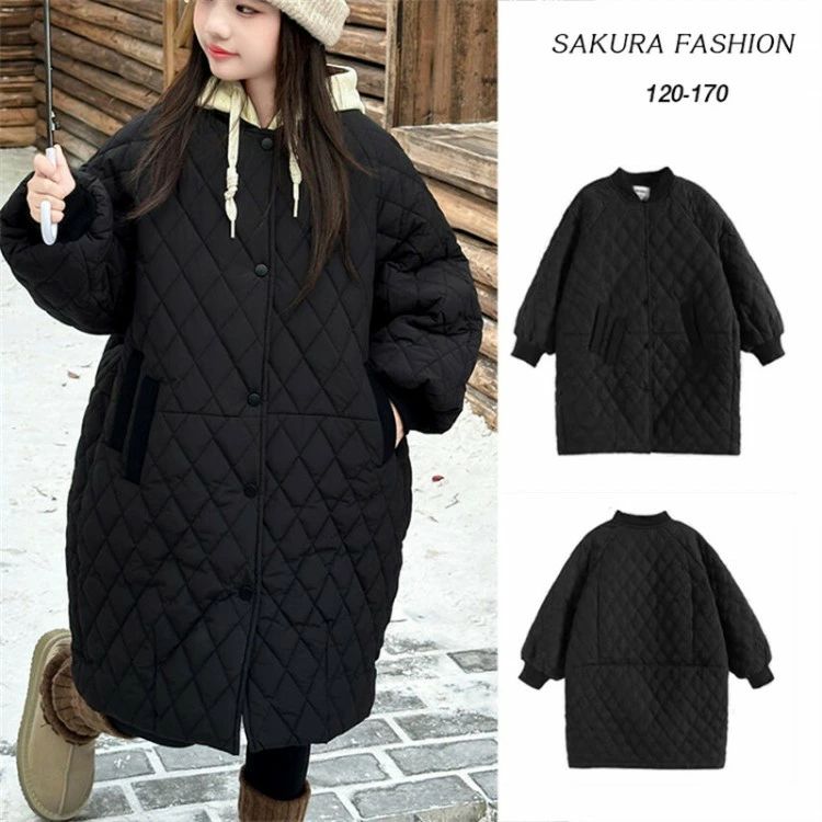 商品情報関連キーワードブラック 黒 キッズ こども こども服 こども用 子ども 子ども服 子ども用 子供 子供用 子供服 キッズ服 キッズサイズ ジュニア 小学生 女の子 男の子 アウター コート ジャケット ロングコート ロング丈コート ロング ロング丈 丈長め 長め ライトアウター 軽アウター 膝下 ひざ下 キルティングジャケット キルティングコート ダウンジャケット ダウンジャンパー ダウンコート ジャンパー ジャンバー 上着 羽織り 羽織 羽織もの 重ね着 レイヤード ノーカラーコート ノーカラージャケット ノーカラー 襟なし 襟無し MA-1 MA1 長袖 長そで 十分袖 十分そで 10分袖 ドロップショルダー 肩落ち フェイクダウン フェイク ダウン キルト キルティング 瓢箪キルト ひょうたんキルト 瓢箪キルティング ひょうたんキルティング 微光沢 光沢 パイピング テープパイピング 防寒 防寒対策 寒さ対策 暖かい あったかい あたたかい 防寒着 保温性 保温 蓄熱保温 蓄熱 ふわふわ もこもこ ふわもこ ふんわり 撥水加工 撥水 機能性 手洗い可能 手洗い ウォッシャブル 洗濯可能 洗濯 洗濯できる 中綿 軽い 軽量 サイドポケット ポケット フロントスナップ スナップ 前開き 無地 オーバーシルエット オーバーサイズ ゆったり ワイドシルエット ワイド 大きいサイズ 大きい 大きめサイズ 大きめ 体型カバー 体型 体形 体形カバー 体系 体系カバー お尻 隠れる 楽ちん 楽チン カジュアル ナチュラル おしゃれ オシャレ 可愛い かわいい きれいめ キレイめ 大人 オトナ 上品 シンプル ベーシック リラックス リラクシー 秋 秋服 秋物 秋冬 冬 冬服 冬物 服 新作 新着 サクラ SAKURA素材表地:ポリエステル100%裏地:ポリエステル100%中わた:ポリエステル100%裏地ありポケットあり生地の伸縮性なし生地の透け感なしカラーブラック(black)サイズ120cm/130cm/140cm/150cm/160cm/170cmサイズ表にご参考まで生産国中国包装について環境保護の観点から、「簡易包装」を推進しております 明細書について当店ではエコロジーと個人情報流出防止のため、ご指示の無い限り明細書を発行しておりません。 明細書を発行ご希望の場合は個別に承らせていただきます。お手数おかけいたしますが、ご注文時に備考欄に明細書発行希望の旨、ご入力ください。配送について当店は複数の保管倉庫を契約しており、複数商品をご注文の場合、商品保管倉庫により、それぞれ出荷する場合があります。時間指定は下記よりお選びいただけます。午前中、14-16時、16-18時、18-20時、19-21時在庫に関するお知らせ当社では複数店舗を運営し他店舗でも販売しております為、万一、商品の品切れ等によりお届けできない場合、 またはお届けが遅れる場合がございます。その際には当方よりメールにてご連絡を差し上げま すが、あらかじめご了承下さいますようお願い致します。注意※1-3cmの誤差がございまいますので、あらかじめご了承ください。※長時間濡れたままで重ねて置いたり、摩擦(特に湿った状態での摩擦)や、汗や雨などでぬれた時は他の衣料等に移染する場合がございますのでお気を付け下さいませ。また洗濯の際は移染する場合がございますので、他の物とは分けて洗って下さいませ。※素材の特性上、洗濯やクリーニングにより多少縮んだり、斜行(商品全体がねじれて見える状態)が生じる事がございます。※お取り扱い前に、商品付属タグの記載もご確認下さい。コート アウター 上着 羽織 ロング キッズ コート ジャケット 早い者勝ち 120 130 140 150 160 170