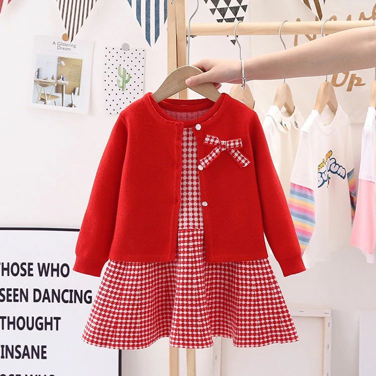 商品説明商品紹介可愛い女の子セットアップ服2点セットです。ニット素材は今の季節にぴったりです。コーデしやすいワンピース+カーディガンは通園通学やデイリーなどとても使いやすいです。お洒落なデザインはお子様におすすめです。素材ニット生産国中国セット内容2点セット：カーディガン+ワンピースサイズ※カーディガン＆ワンピース【100】(カーディガン)着丈25cm 肩幅32cm 袖丈32cm バスト/2 31cm (ワンピース)着丈49cm ウエスト/2 29cm 参考身長70-80cm【110】(カーディガン)着丈26.5cm 肩幅34cm 袖丈34cm バスト/2 32.5cm (ワンピース)着丈51.5cm ウエスト/2 30.5cm 参考身長80-90cm【120】(カーディガン)着丈28cm 肩幅36cm 袖丈36cm バスト/2 34cm (ワンピース)着丈54cm ウエスト/2 32cm 参考身長90-100cm【130】(カーディガン)着丈29.5cm 肩幅38cm 袖丈38cm バスト/2 35.5cm (ワンピース)着丈56.5cm ウエスト/2 33.5cm 参考身長100-110cm【140】(カーディガン)着丈31cm 肩幅40cm 袖丈40cm バスト/2 37cm (ワンピース)着丈59cm ウエスト/2 35cm 参考身長110-120cm注意事項●モデル・写真に使用されているアクセサリー・小物は別途記載が無い限り付属いたしません。●商品写真はできる限り実物の色に近づけるよう加工しておりますが、お客様が使用するパソコンのモニター設定や部屋の照明により多少、色の変化が感じられる場合がございます。●実際の色に近づけるため、タグのカラー名称と異なる場合がございます。●商品のサイズは、全て平置きにて外寸を測定しております。実寸は商品によって若干の誤差(1cm・3cm )がある場合がございますので、予めご了承ください。●同じ商品でも「生産時期」や「カラー」により形やサイズに多少の「誤差」が生じる場合もございます。詳しくは商品画像や実寸サイズにてご確認くださいませ。●商品に不良があった場合は、商品到着から5日以内にご連絡いただければご返金・交換対応させて頂きます。●該当商品は他店と在庫共有です。タイミングにより、在庫ズレが生じる場合がございます。予めご了承ください。