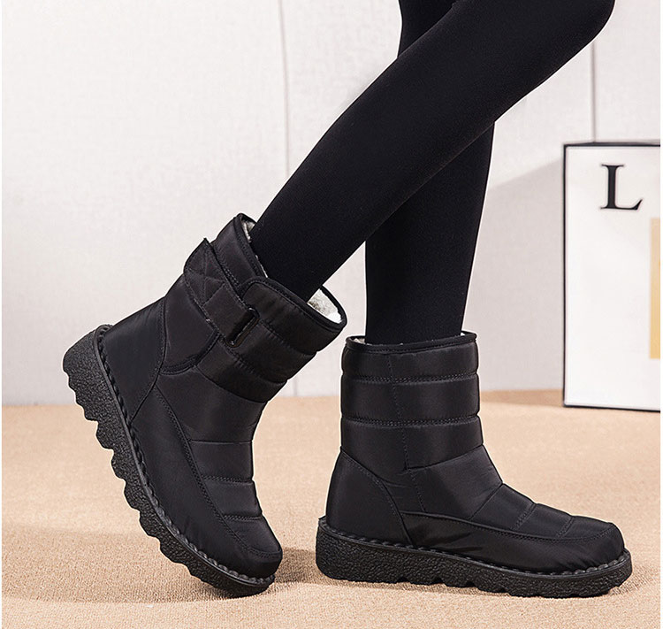 商品説明商品紹介防滑、防水、防寒機能を備えたスノーブーツです。puや防水素材で作ったので、耐水性抜群。雪などのあらゆる環境でも安心して歩行できます。素材PU、ナイロン、ポリエステル生産国中国カラーブラック、グレー、ブルー、ゴールド、ダークレッドサイズ23/23.5/24/24.5/25/25.5/26/26.5cm注意PC環境・光の具合により、色や素材のイメージが写真と若干異なる場合がございます。モデル・写真に使用されているアクセサリー・小物は別途記載が無い限り付属いたしません。商品に不良があった場合は、商品到着から5日以内にご連絡いただければご返金・交換対応させて頂きます。商品のサイズは、全て平置きにて外寸を測定しております。商品によっては+-0.5cm・1cmの誤差が発生してしまう場合がございます。該当商品は他店と在庫共有です。タイミングにより、在庫ズレが生じる場合がございます。予めご了承ください。