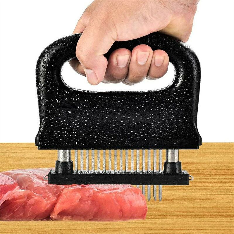 商品説明肉たたきと同じ効果が得られ、手軽に固い赤身のお肉が柔らかく! 美味しいお肉がより経済的に召し上げれます。 特製の48本のステンレス刃が、風味、形を損なうことなくジューシーなお肉に大変身! あらゆる肉に対応可能!ワンランク上の肉を楽しもう。筋切り器を使用することで肉の内部も細かく切れているので、調味料などが染み込みやすくなったり、調理時間が短縮します。片手で扱いやすいサイズで片手で使いやすく、グリップタイプなので、しっかりと握ることができるので扱いやすく便利です。取り外しも簡単!刃の間に残った肉の繊維などもきれいに洗浄でき、いつでも清潔にご使用いただけます!使用しないときは専用のケースにしまっておけるので収納時も安全です。撮影の為、画質等の関係上、色などが実際の商品と若干違ってしまうこともあるかもしれませんがご理解のほどご購入ください。更新のタイミングによっては実在庫に相違が出る場合がございます。 ※万が一在庫切れや入荷待ちとなる場合は別途メールにてご連絡いたします。返品について肉筋切り器 ミートテンダライザー 48 調理 製菓道具 調理器具 スピナー 水切り器 豊富※配送について当店はいま配送日時指定対応できません。設置しても対応しませんので、予めご了承ください。 ※評価についてこちらの対応と商品について何かご不満がありましたら、「悪い評価」を付ける前に一度当方とご連絡ください。出品者の誠意を持って最後まで対応いたします。 ※新品保証出品する商品は全て新品未使用です。 ※検品について販売している商品は全て新品未使用です、倉庫から出荷前に商品検査必要ですので、商品箱を開封する場合もございます、予めご了承くださいいませ。 ※初期不良対応初期不良の場合は到着後 1 週間以内にご連絡ください。 ※交換・返金初期不良の場合は写真やビデオをご提供下さい、確認後無料で新品交換もしくは御返金致しますのでご連絡下さい。 ※ご注意写真やビデオをご提供出来ない場合は技術者と確認できません、返品返金対応出来ない可能性が御座います、予めご了承ください。