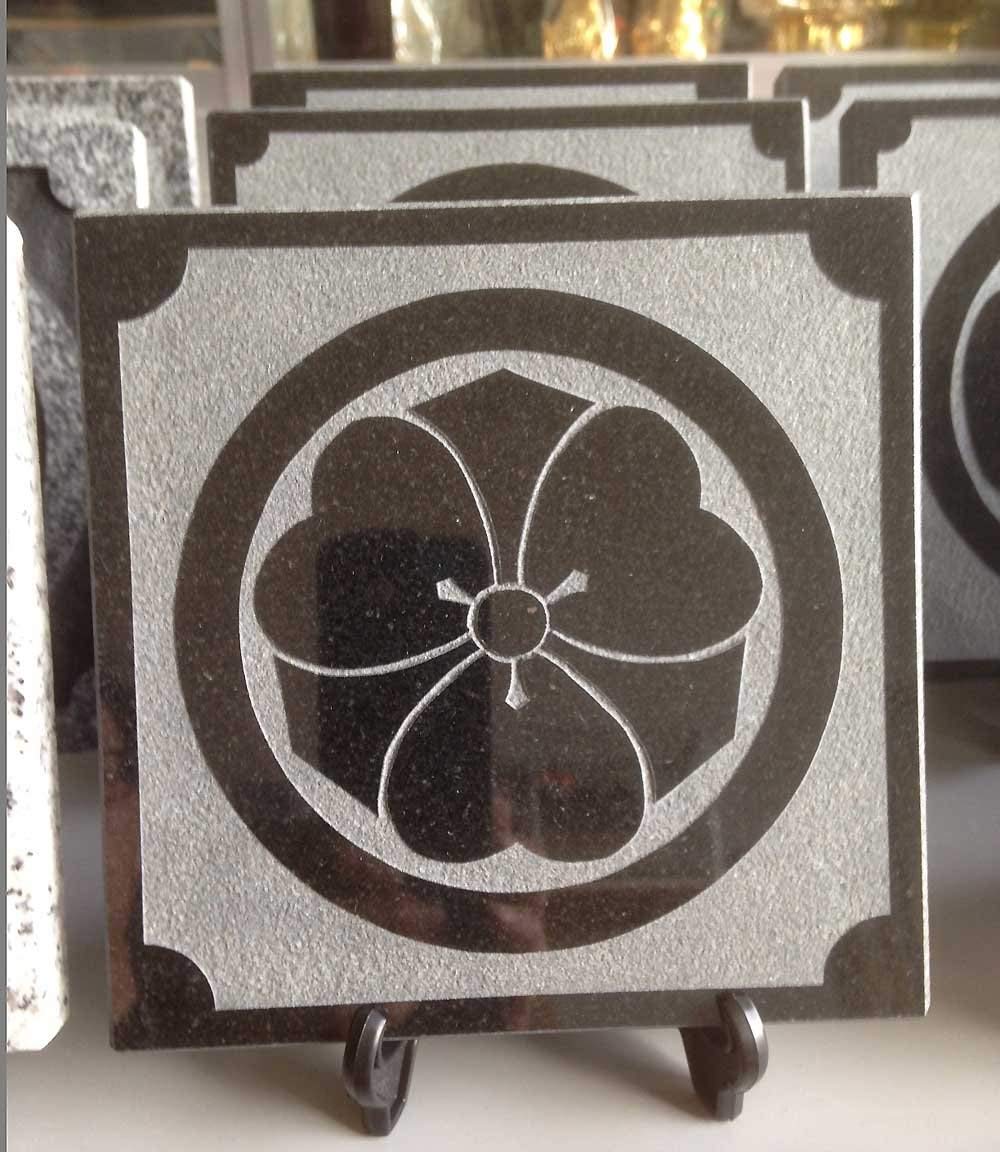 御影石の家紋プレート 黒御影石 NO.2 代表的な家紋8種類 ★送料無料★　丸に剣片喰　丸に洲浜　丸に抱き茗荷　丸に九枚笹　丸に揚羽蝶　丸に梅鉢　丸にかたばみ（画像：白御影石）　丸に五三の桐（画像：白御影石）