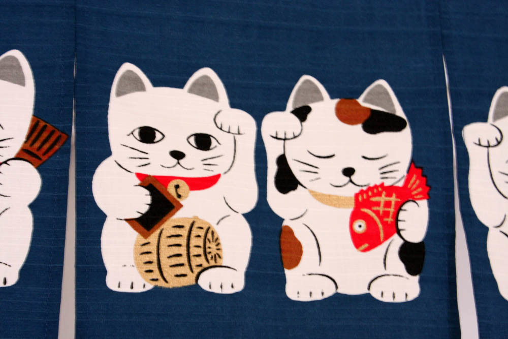縁起のれん 七福ねこ 猫 ネコ 和風のれん「招き猫柄」紺色 Lucky Cat 約幅85×丈30c...