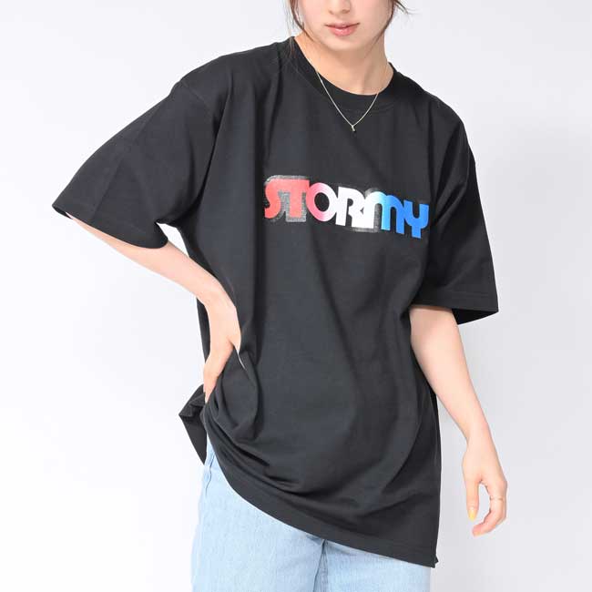 多くのリクエストにお答えし定番ロゴTシャツが再登場！！ ■サイズ詳細(cm) M：着丈68/身幅51 L：着丈72/身幅54 XL：着丈75/身幅59 XXL：着丈80/身幅65 ※寸法は目安となりますので、多少の誤差はご了承ください。 ※モニター環境などにより色は表記画像と多少の誤差が生じる 場合がございます。予めご了承ください。 ※当店は複数の店舗と在庫を共有している為、 売り違いによる完売が生じる場合がございます。【STORMY】 2017年に40周年を迎えた老舗スケートボードショップ「STORMY」のオリジナルブランド。 スノーボード、スケートボード、アウトドアなど様々なカテゴリーの海外ブランドをその枠にとらわれず、 ファッションアイテムとして日本へ広めてきた「STORMY」が日本のスノーボード、スケートボードの シーンを盛り上げるべく、また世界へ広めるべく、ブランドを立ち上げました。 限られたショップと「STORMY」のWEBのみの販売になります。