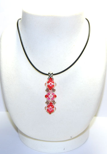 ビーズアクセサリー・スワロフスキーのスクエアモチーフ・合皮ネックレス（パパラチア＆クリスタル）