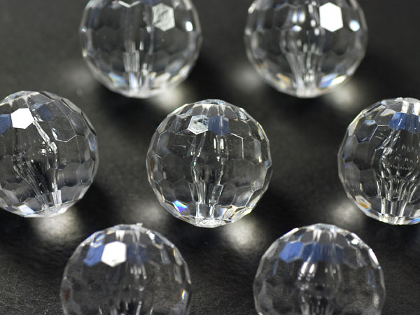 ビーズショップ・ストロビーズの訳あり処分セール品 プラビーズ アクリルビーズ ミラーボールカット 25mm クリスタル透明 1コ15円 キズ しわ 黄ばみなどあり｜アングル3