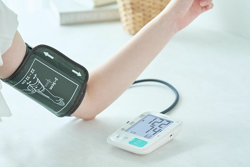 ドリテック 上腕式 血圧計 ホワイト BM-214 WT 【dretec デジタル 腕 二の腕 血圧 測定 家庭 簡単 操作 家庭用 簡単 脈拍 記録 保存】