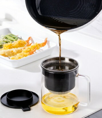 ★高性能フィルター1個付属★ ■油をエコに使えるろ過ポット 揚げ物後の食用油を再利用！ ろ過フィルター付きのオイルポットです。 少人数世帯で使いやすい、容量0.5Lです。 ■高性能フィルターが油をキレイに 上部のこし網で揚げカスなどを受け止...