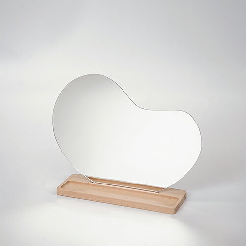台座付のアクリルミラー。アクセサリー等が置けるトレイ付。背面はマグネット仕様で冷蔵庫や玄関ドアにも貼り付けられます。 約W20×D7×H24cm( 台座含む) アクリル、木、マグネット 中国