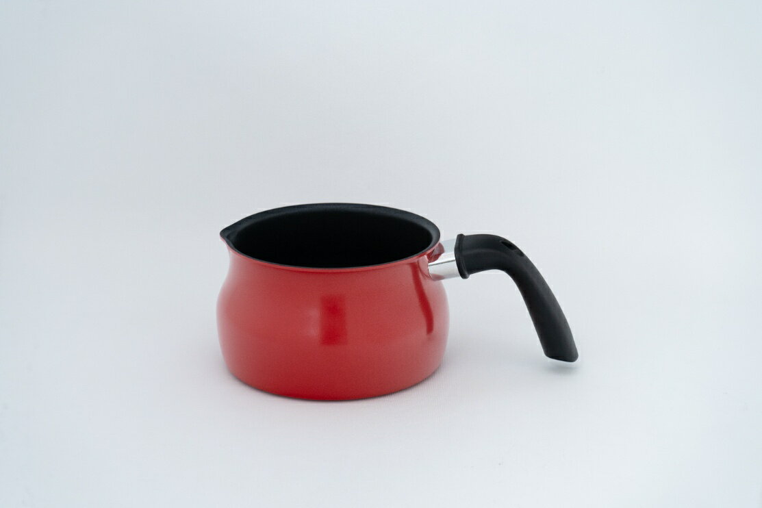 ■炒める、茹でる、揚げる、沸かす、煮る、和える ■ちょびっと使いにピッタリ ■お弁当作りや1人ご飯にも ■内面はこびりつきにくく汚れも落としやすい ●サイズ：幅24×奥行15.5×高さ9cm ●重量：440g ●材質 本体：アルミニウム合金 内面加工：フッ素樹脂塗膜加工 外面：焼付塗装 底面：ステンレス鋼 ハンドル：フェノール樹脂