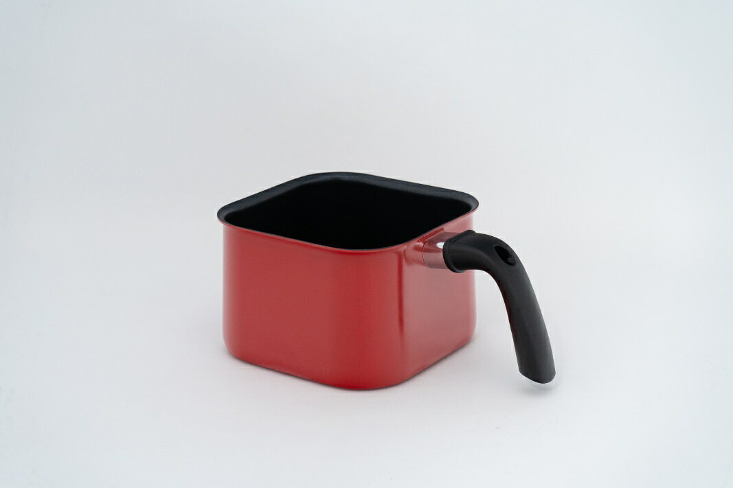 ■炒める、茹でる、揚げる、沸かす、煮る、和える ■袋ラーメンがスッポリ入る ■収納もスッキリ！ ■内面はこびりつきにくく汚れも落としやすい ●サイズ：幅24×奥行15.5×高さ10cm ●重量：470g ●材質 本体：アルミニウム合金 内面加工：フッ素樹脂塗膜加工 外面：焼付塗装 底面：ステンレス鋼 ハンドル：フェノール樹脂