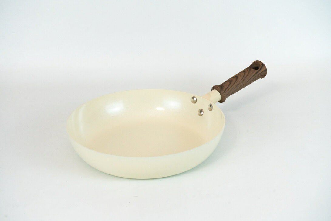 ■忙しい朝の洗い物を1皿減らそう ■大皿買うなら断然フライパン ■使い初めの''するん''が長続き！ ■内面は食材がこびりつきにくく、汚れもするりと落ちやすい「セラノヴァコート」特殊セラミック加工 ■彩りよく見た目にもおいしい ■邪魔になりにくいショートハンドル ■吊り下げられるフック穴付 ●サイズ：幅41.5×奥行26.5×高さ9cm ●重量：約630g ●材質 本体：アルミニウム合金 内外面：セラミック塗膜加工 底面：ステンレス鋼