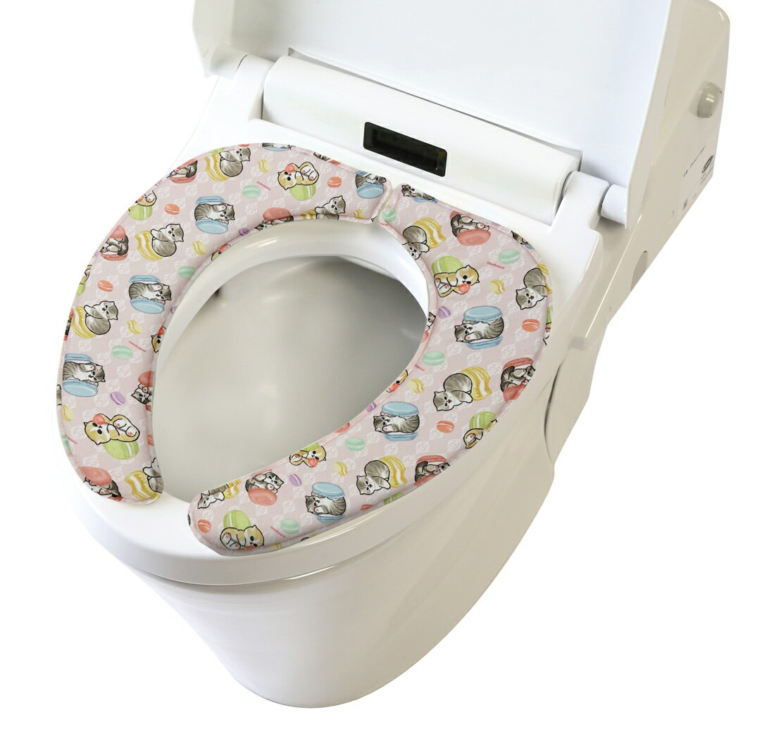 肌ざわりサラッと、ふんわり、やわらか！ まるでソファみたいな座り心地のさらふわ便座クッション。 厚さ約1.5cmのクッションタイプだから、長時間便座に座ってもお尻が疲れず、冷たくありません。 シールを剥がして置くだけでピタっと簡単に装着が出来きて、吸着タイプなので便座を持ち上げてもずれることはありません。 U型・O型・洗浄暖房型、どのタイプの便座でもピッタリ装着可能です。 さらふわ便座クッションを使えば、暖房便座の電源がOFFの状態でも暖かく、節電にもなってとってもエコ。 洗濯ネットに入れて丸洗いができるので常に清潔！ 繰り返し使用ができるので経済的！ マカロンと戯れるかわいいマカロンにゃんたちにトイレ空間を癒されます。 ●サイズ（約）：全長390×幅175×厚さ15mm ●重量（約）：60g ●材質 表面：ポリエステル100％ 中芯：ポリウレタンフォーム 裏面：熱可塑性エラストマー ●製造地：中国