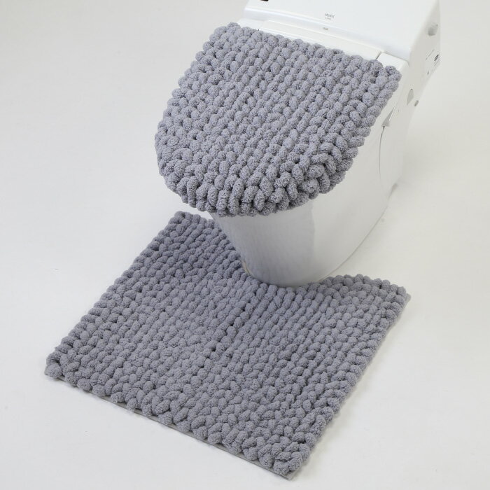 流行の極太糸を編んだようなイメージ、おしゃれなトイレシリーズです。 マイクロファイバーのもこもこ糸。 柔らかな肌触り、ふかふかな足当たり、ボリューム感があります。 極上のふかふかさで、より快適なトイレ空間にします。 ■サイズ：約55×60cm ■材質：ポリエステル100％ ■生産国：中国