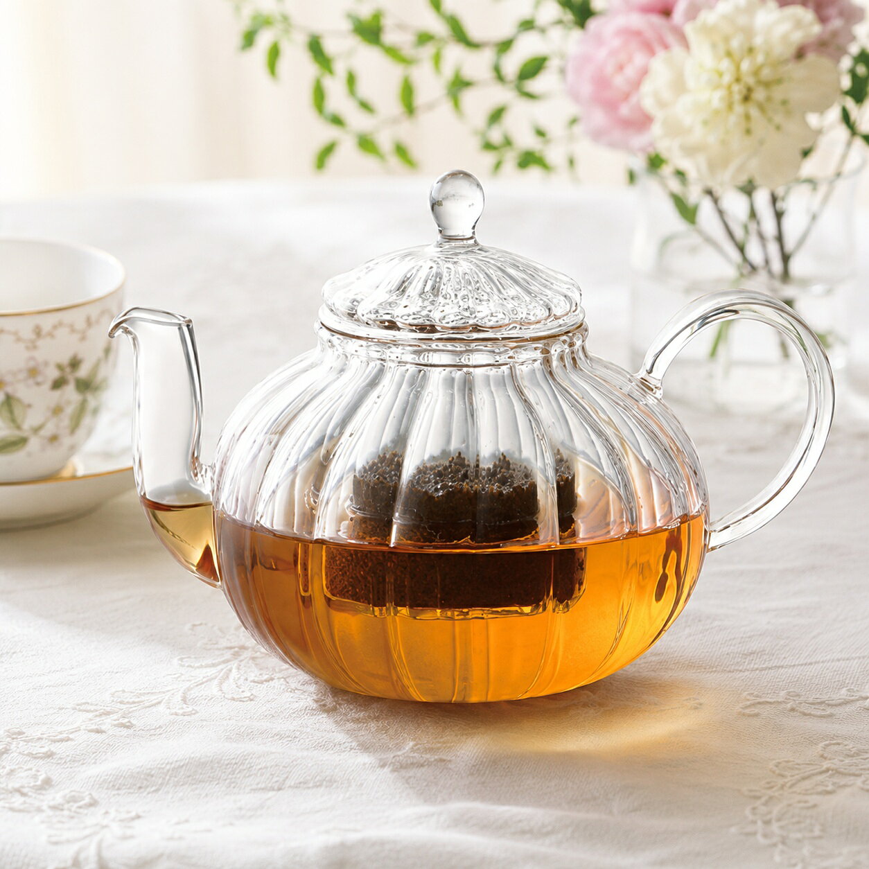 ハーブティーを楽しむなら、耐熱ガラスがお勧めです。お茶と茶葉の色合いを楽しみながらのティータイムをどうぞ。食洗機・レンジOK■サイズ：径120mm×高さ125mm■材質：耐熱ガラス■生産国：中国