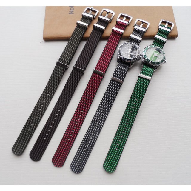 商品詳細 商品データ オリジナルデザイン NATO ストラップ 20mm 22mm オリジナルデザインのNATOストラップ。 いつもと違うスタイルで使用したい方必見の時計バンドです。 素材: ナイロン サイズ：20mm 22mm 注意点 この商品は他ECでも販売しているため、在庫数の更新は随時行っておりますが、お買い上げいただいた商品が、品切れになってしまうこともございます。 その場合、お客様には必ず連絡をいたしますが、万が一入荷予定がない場合は、キャンセルさせていただく場合もございますことをあらかじめご了承ください。オリジナルデザイン NATO ストラップ 20mm 22mm オリジナルデザインのNATOストラップ。 いつもと違うスタイルで使用したい方必見の時計バンドです。 素材: ナイロン サイズ：20mm 22mm