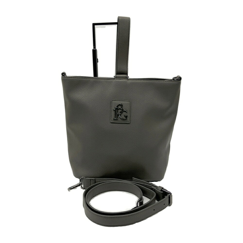 商品管理番号 240101766357 ブランド 1PIU1UGUALE3 GOLF アイテム 2WAY カートバッグ モデル・品番 GRG530 表記サイズ 実寸 縦：27.0cm / 横(最大)：33.0cm / 横(底)：22.5cm / マチ：14.5cm / ハンドル：32.0cm / ショルダー：調節可 素材 写真をご参照ください。 状態 N 付属品 ショルダーストラップ 状態評価ランク 説明 N 新品同様の商品 S 未使用 A 未使用に近い A- 目立った傷や汚れなし B やや傷や汚れあり B- 傷や汚れあり C 使用感または目立つ傷や汚れがある商品 D ジャンク品　