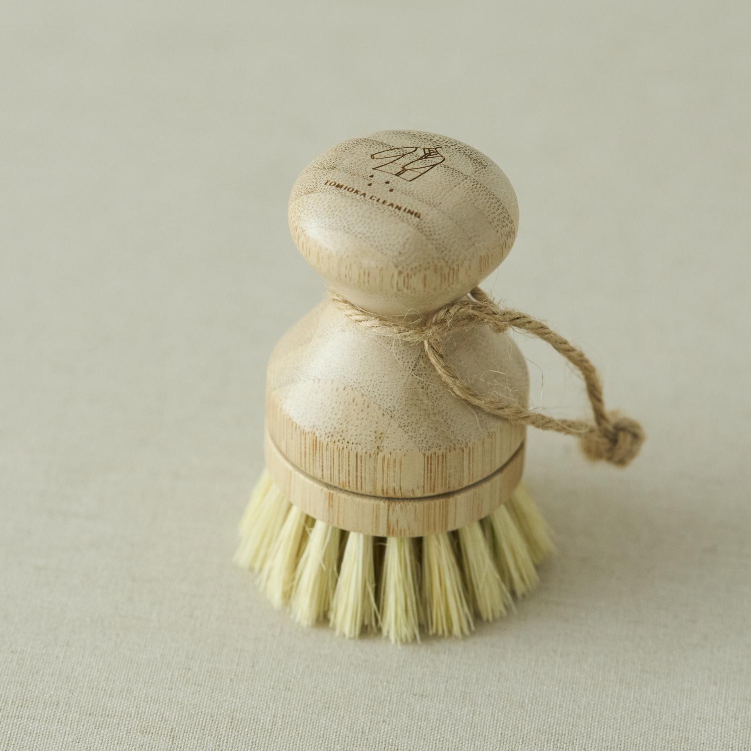 商品仕様 / 注意事項 ■素材/原料　：柄 竹、ブラシ サイザル麻■サイズ　：約直径4.8&times;高さ9cm（ブラシ部分含む）■重量　：約75g■製造国　：中国 ■天然素材を使用している為、実際の色、質感、サイズに多少の差があります。...