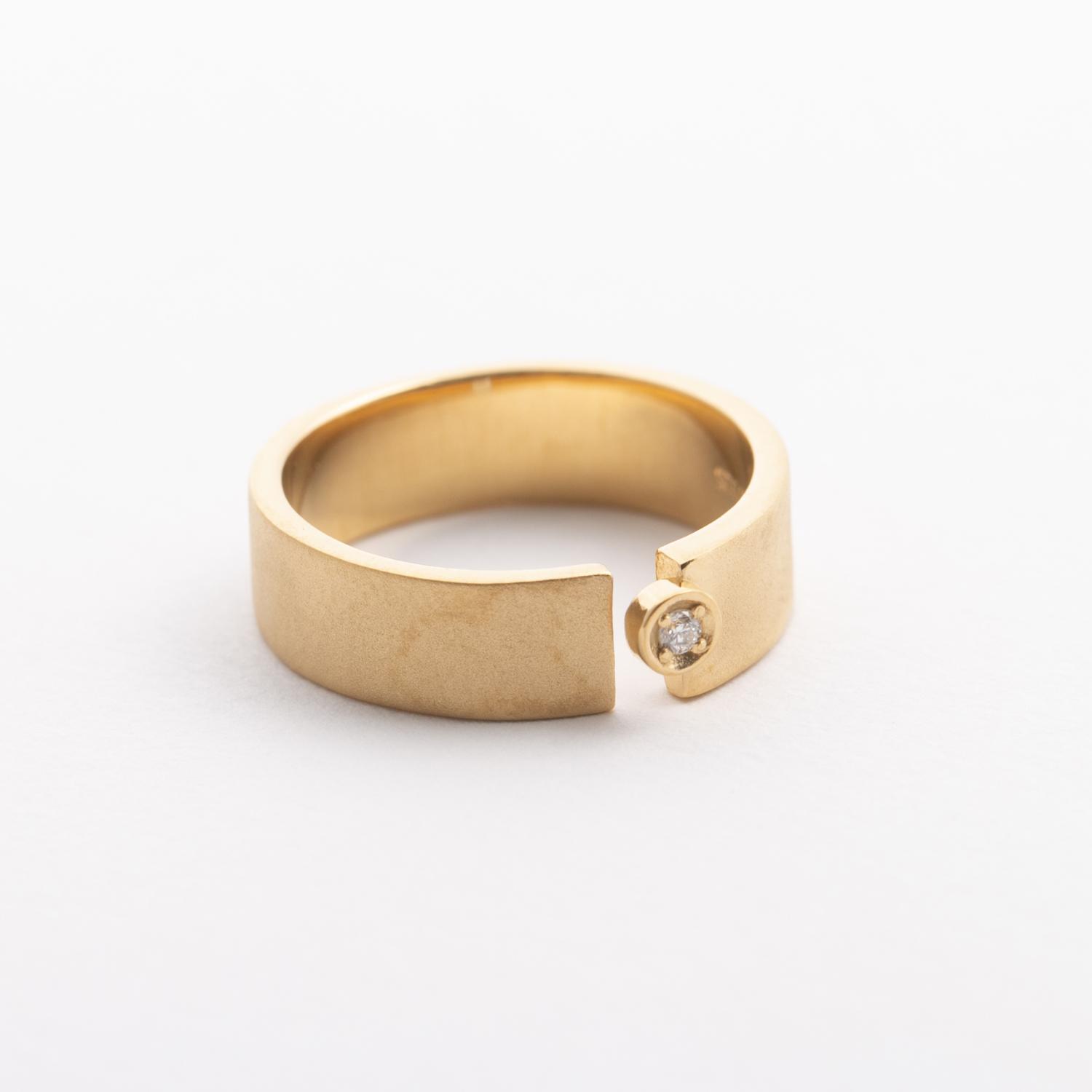 LISRIQUE/point pinky ring  gold