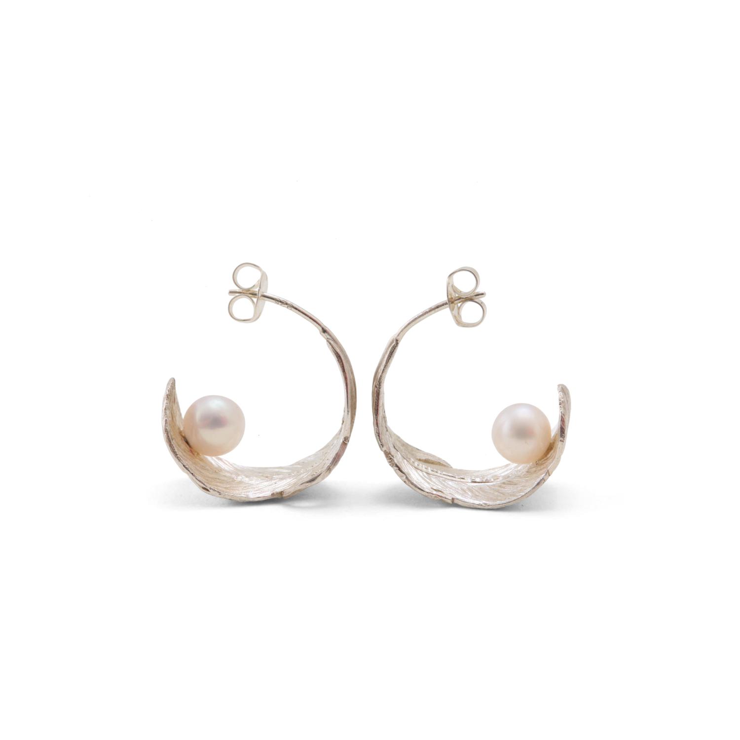 羽根にのった しずくのようなパール Sasakihitomi とりの羽根ピアス ホワイトパール セール シルバー