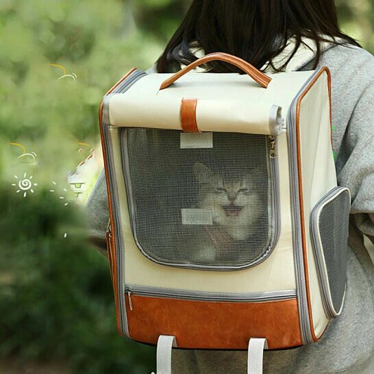 この商品について😸【大容量！お出かけ便利・収納可能】ドライブ/キャンピング/散歩/通院/旅行/災害避難などのお出かける際、持ち運びにも便利です。または折りたたみ式なので、ツールなしで簡単に収納します。使わない時にスペースを取らずに収納可能です。おすすめペット：猫（小型・2匹可能）・小型犬・うさぎ・小動物など。耐荷重：12.5kgの猫と10kgの犬でも適用。🐶【通気性がよい】猫用リュックには両側面と前面に換気窓が設置され、対流換気により空気の循環が向上します。愛犬や愛猫はリュックの中で自由に呼吸でき、夏の暑さも軽減され、快適に過ごせます。メッシュ窓は高品質の材料で作られているため、引っ掻き傷にも強く対応できます。正面のファスナーには、透明なドームとメッシュカバーが付けられた交換式の窓が設置されています。透明なドームからは明るく快適な景色が広がり、好奇心旺盛な愛犬や愛猫も大満足です。飼い主もいつでも可愛い様子を確認できます。😸【3つの脱走防止対策】全てのファスナーがロック式のダブルファスナーになっておりますので、少しヤンチャな可愛いペットも安心です。底部にもふわふわな素材、PEボードで作れた滑り止めマットが付き、しっかりして型崩れしにくい、安定性が良いデザインです。または突然の飛び出しを防止できる専用リード付き安心してお出かけ出来ます。