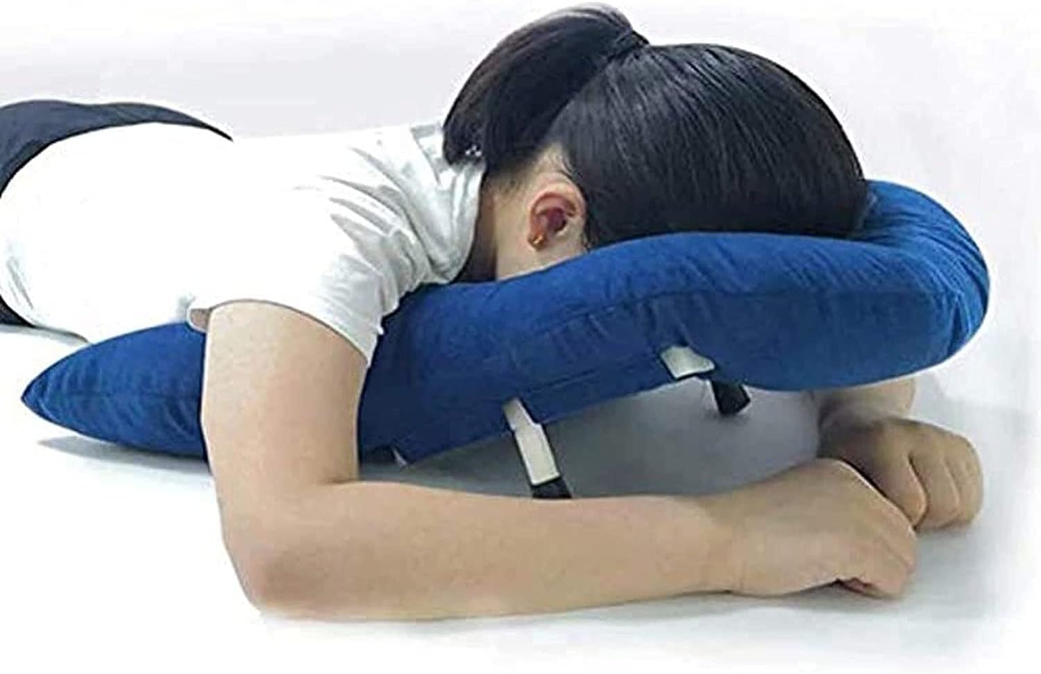 商品説明 商品名 うつぶせ寝枕 商品内容 【人間工学に基づいた設計】 うつぶせ寝枕は3D構造で設計されており、頸椎をしっかりとサポート。頸部の痛みや手のしびれを効果的に防ぎ、快適に過ごせます。 【快適さと通気性】 顔の形にフィットし、健康的で環境に優しい素材を採用。長時間使用しても快適で、通気性に優れています。 【2つの高さ調整】 6cmと8cmの高さを自由に調整でき、用途や好みに合わせて最適な高さを選べます。 【疲労軽減と回復サポート】 この枕は患者の倦怠感を軽減し、快適な寝心地を提供して回復をサポートします。なだらかな傾斜が顔を下にしたポジションでも心地よく、リラックス効果を高めます。 商品の配送について 弊店は複数の通販サイトで出店しており、在庫を共用する場合がございます。 楽天倉庫以外の外部倉庫から出荷する場合もございます。