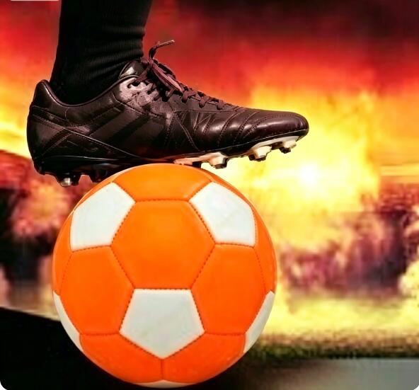 カーブが良くかかるサッカーボールです このボールを使えば あの元代表で世界的フリーキッカー並みの カーブボールが蹴れるかも ゴムのような弾む素材＆ カーブがよくかかるので ゴールキーパーの練習にも最適 オレンジ×ホワイトで特徴的なデザイン 遊びにも練習にも使える 楽しい魔球 【商品詳細】 ■カラー：オレンジホワイト ■サイズ：4号球 ■重量：230-250g ■材質：EVA 注意事項 空気入れをご準備ください こちらは機能は非常に似通っておりますが キッカーボールではございません。カーブが良くかかるサッカーボールです このボールを使えば あの元代表で世界的フリーキッカー並みの カーブボールが蹴れるかも ゴムのような弾む素材＆ カーブがよくかかるので ゴールキーパーの練習にも最適 オレンジ×ホワイトで特徴的なデザイン 遊びにも練習にも使える 楽しい魔球 【商品詳細】 ■カラー：オレンジホワイト ■サイズ：4号球 ■重量：230-250g ■材質：EVA 注意事項 空気入れをご準備ください こちらは機能は非常に似通っておりますが キッカーボールではございません。