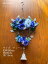 送料無料　BE-GLAD　青　ブルー　薔薇　アイアンリース　ベル付き　オシャレ　壁掛け　インテリア　花　母の日　結婚祝　誕生祝　新築祝　お祝い　開業祝　フラワーギフト　造花
