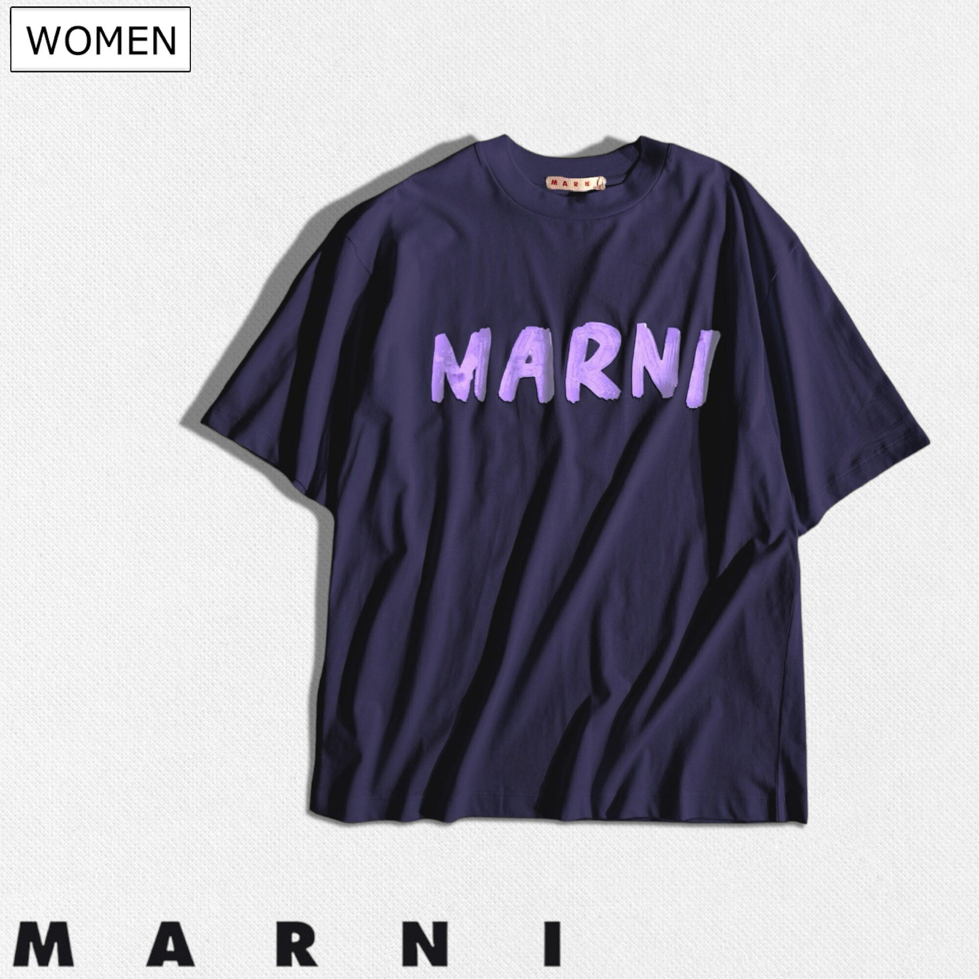 【定価59,400円(税込)】MARNI -マルニ- 　ゆったりした大人シルエットと手書き風ロゴプリントがユーモア溢れる一枚！手書き風ロゴプリントオーガニックコットンクルーネックTシャツ　ジャージー ショートスリーブ ネイビー THJET49 L2B99 レディース