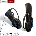 ブランド HYDROGEN GOLF カラー ブラック×ブルー 仕様 定価 107,800円(税込) ご注意 ※採寸方法については　コチラをご確認くださいませ。 ※実物を巻尺で採寸しての平均値です。お手持ちのアイテムとのご比較にご利用くださいませ。 ※店頭でも販売させていただいておりますので、売り違いの際はご容赦願います。 ■メーカー希望小売価格はメーカー商品タグに基づいて掲載しています ----------------------------------------------------------------------------- ABOUT US スタジオ ルート134 ----------------------------------------------------------------------------- TOP PAGEHYDROGEN GOLF ターフの視線を独り占めするキャディバッグ 大人のラグジュアリースポーツを追求する《HYDROGEN》から、まさに”ラグスポ”なキャディバッグの登場！日本に本格上陸をはたした「ハイドロゲン ゴルフ」。個性的な存在感を反映しつつも、スポーツ用品としての機能はもちろん、そこにキャッチーな魅力をプラスしたキャディバッグ！ブラックにネオンカラーのブランドロゴ＆サンダーデザインが落とし込まれた、ターフで目立つこと間違いなしのリッチで洒脱な逸品！もちろん、スポーティで機能性抜群なので、これからラウンドデビューする方や、バッグの買い替えを検討している方にピッタリ！お馴染みのスカルアイコンをファスナートップに採用しており、細かな所でも遊び心を演出。スポーツとラグジュアリーをハイレベルでミックスした、本格志向のキャディバッグ。 ターフで全方位的にお洒落感をアピールできる、まさに”ラグスポ”な逸品を、この機会に是非ご検討ください。 ※ゴルフクラブは付属致しません。 【ブランド説明】 スポーティーでありながらラグジュアリーな雰囲気を合わせ持つ注目のブランド《HYDROGEN-ハイドロゲン-》 創始者の【アルベルト・ブレーシ氏】は、各界のセレブレティとの親交の深く《FIAT》や《Porsche》など 世界的メーカーと コラボモデルを次々に発表。 その異業種のビッグブランドとのコラボレーションといった革新的なアイデアで、ラグジュアリーなイメージをもつスポーツウエアという新しいジャンルを確立した初めてのイタリアブランド。 ご注意ください ご覧頂いている商品の写真につきましては、できるだけ実物の色に近くなるように努めておりますが お使いの環境（モニター、ブラウザ、スマホ・タブレット）の設定などの違いにより、色の見え方や風合いが実物と異なる場合がございます。 予めご了承ください。