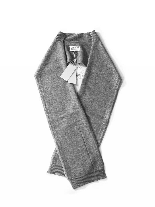 【定価50,600円(税込) Maison Margiela メゾンマルジェラ 　羽織るだけで大人の休日を格上げする！ホワイトステッチ入りウールニットマフラーストール　カーディガン　ライトグレー　S51TE0090　イタリア製　ユニセックス