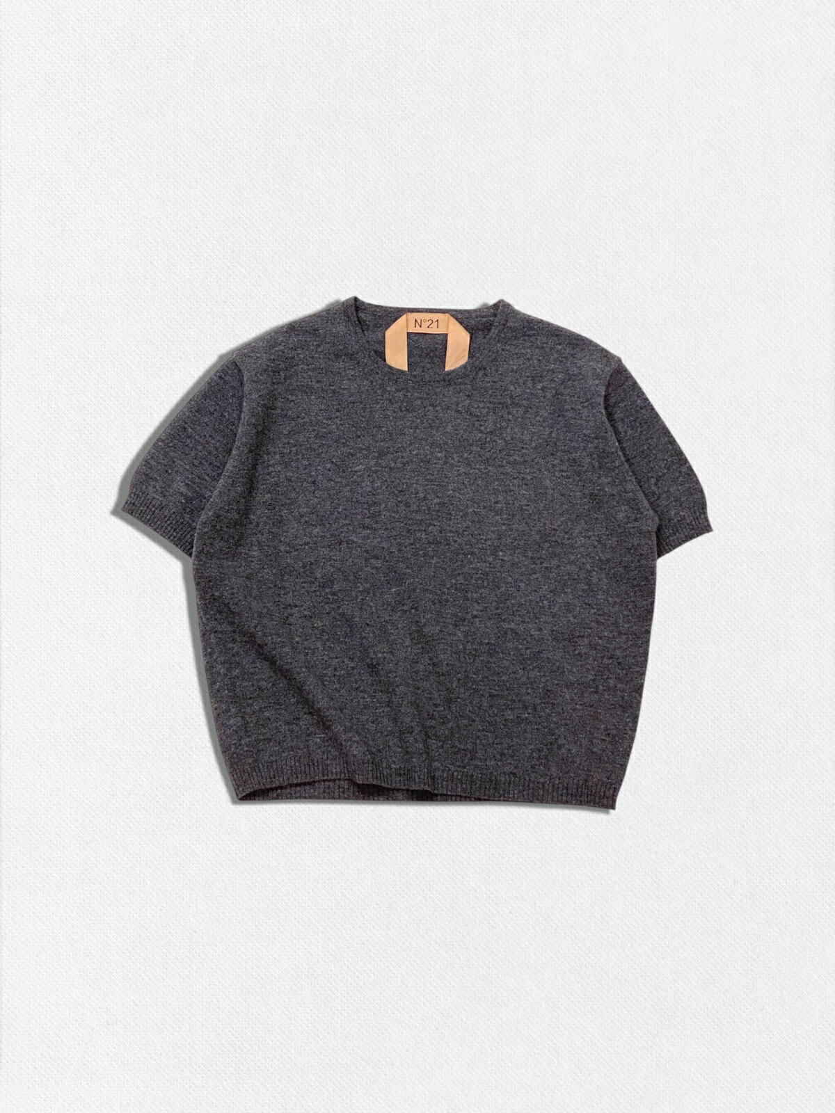 【定価63,800円(税込)】N°21 -ヌメロ ヴェントゥーノ- 遊びココロ溢れるゴールドブランドロゴプレート付きデザインで上品なスタイルを演出するショート丈クルーネックウールニット セーター ハーフスリーブ 半袖 カーディガン 刺繍 A0299004 グレー N21 No.21 レディース