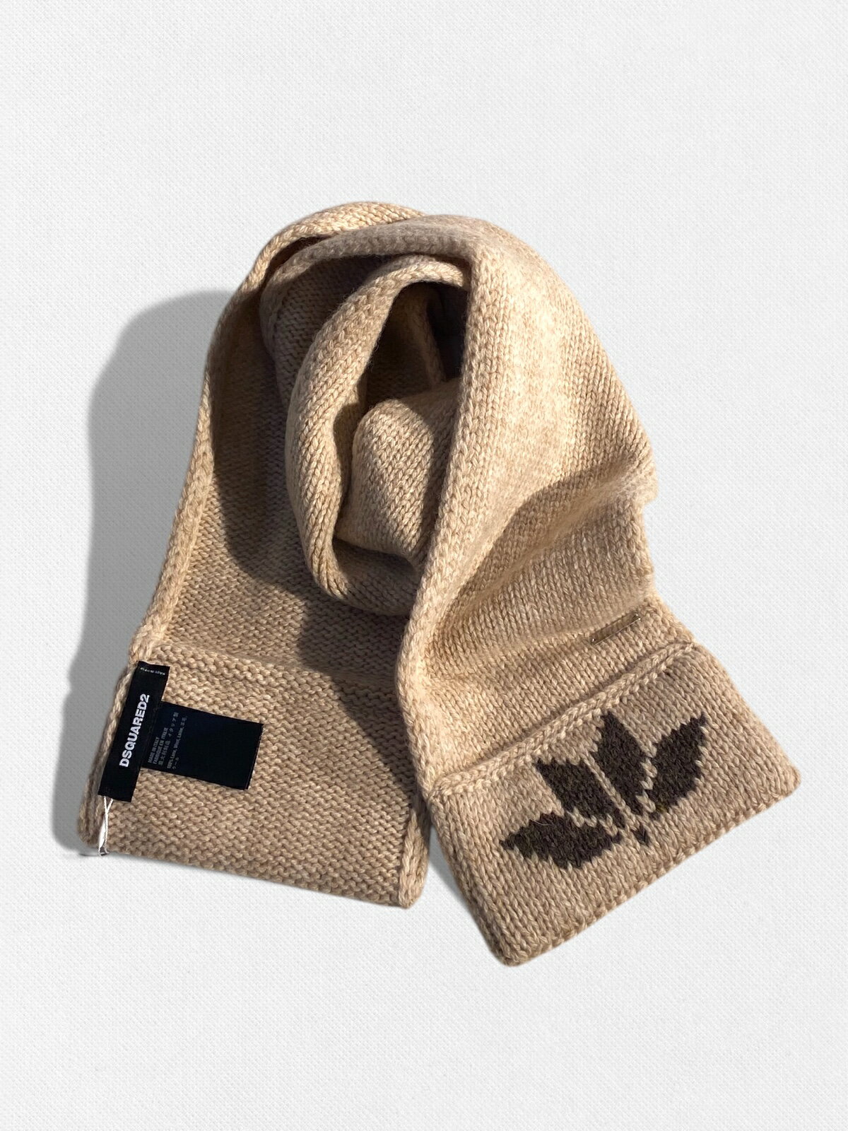 【定価49,500円(税込)】DSQUARED2 ディースクエアード ブランドロゴプレートで大人の遊び心を擽る♪コーデのアクセントに最適な ウールニットマフラー ストール ノルディック柄 カナダリーフ S82KN0087 イタリア製 ベージュ レンガ 男女兼用 ユニセックス