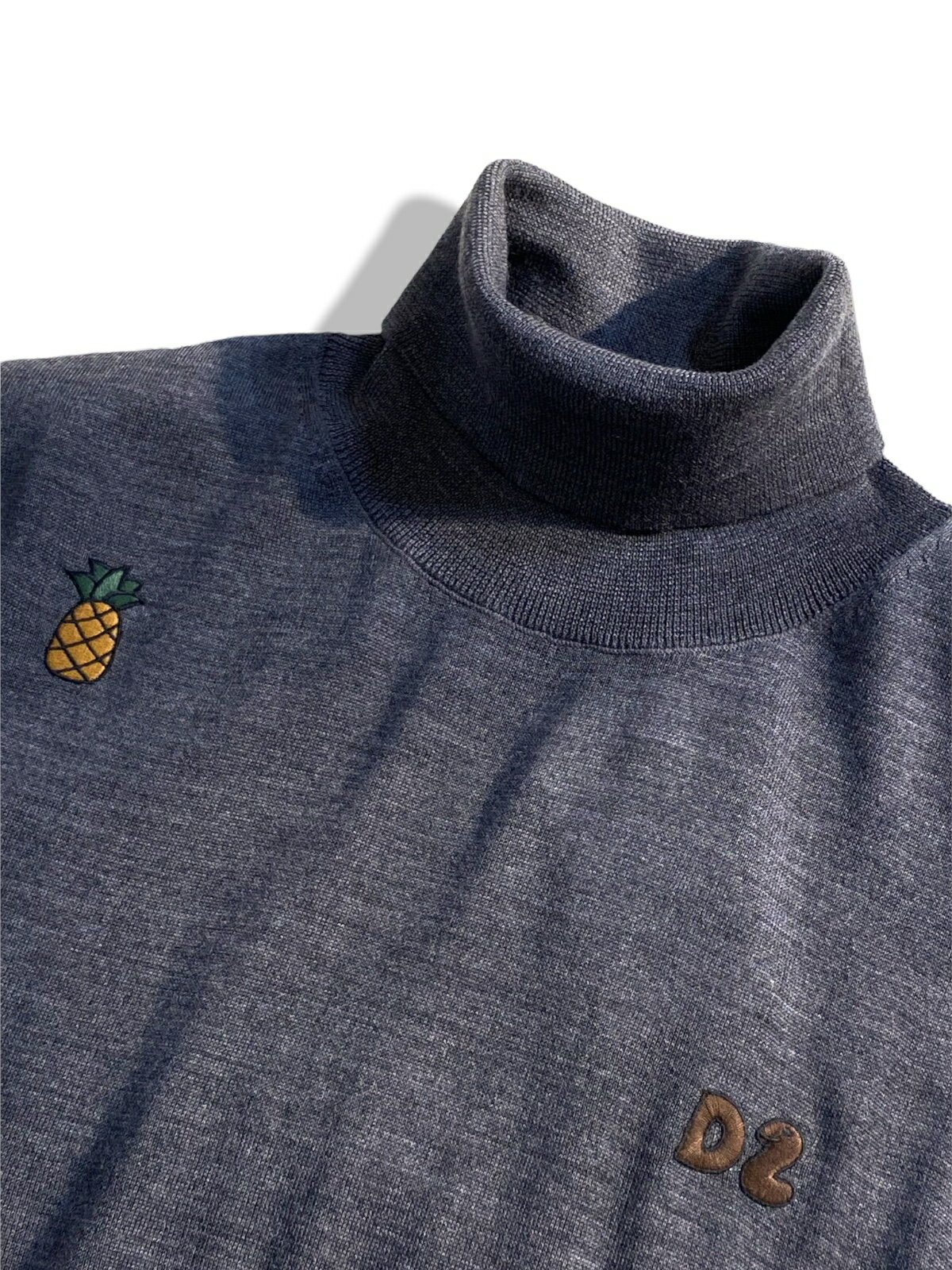 【定価74,800円(税込)】DSQUARED2 ディースクエアード 　遊びココロ溢れる落書き刺繍デザインでヌケ感も抜群！大人のラグジュアリーカジュアルを演出する刺繍デザインタートルネックウールニット！　刺繍　セーター グレー　　S74HA1281　イタリア製　メンズ