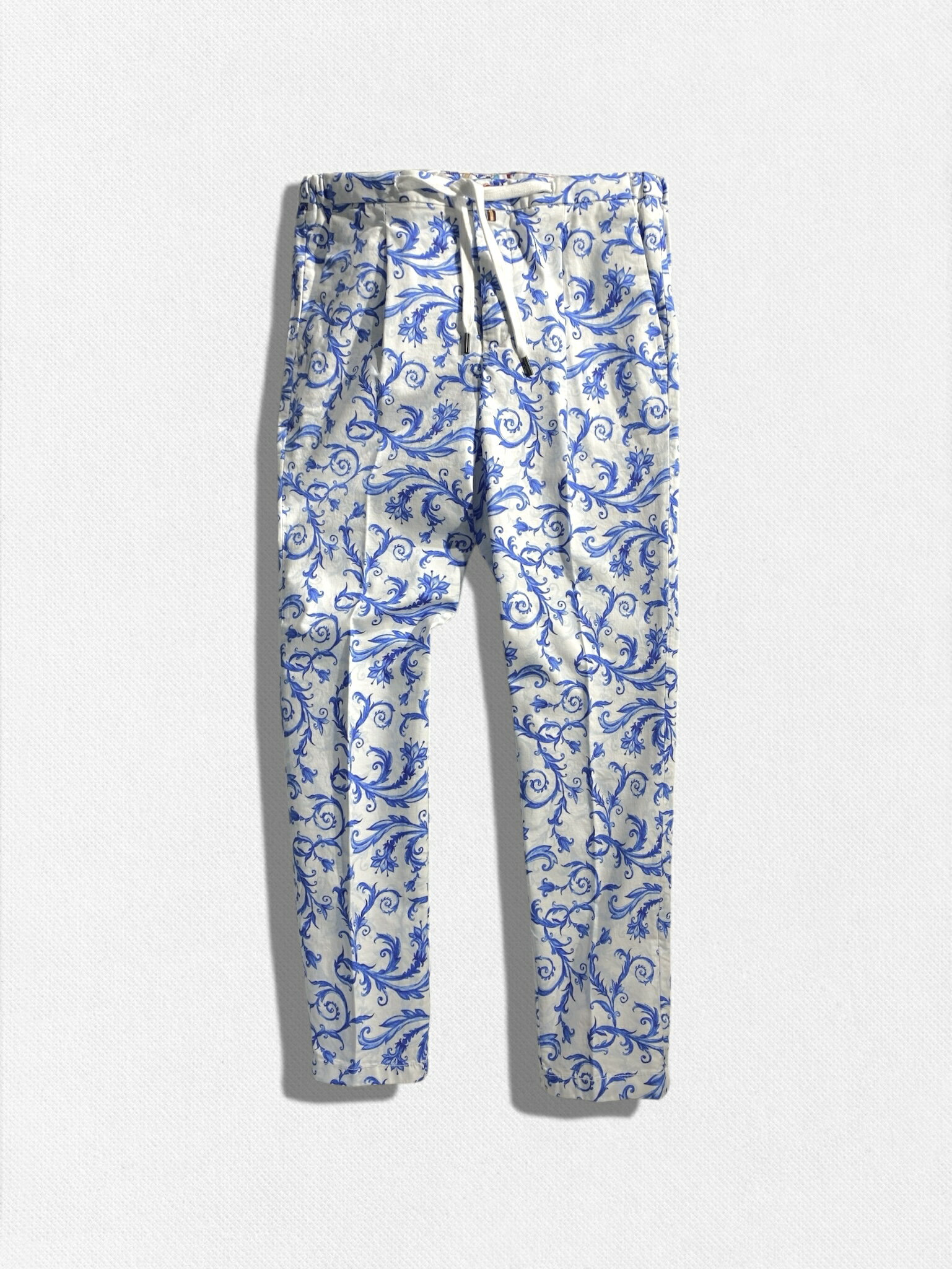 【定価35,200円(税込)】BARONIO バローニオ / バローニョ 遊び心とヌケ感たっぷりなプリントを全面に施したラグジュアリーな ペイズリー柄 チノパンツ イージーパンツ コットンパンツ バンダナ柄 ホワイト×ブルー Summer Time 499-82971003 イタリア製 メンズ la1