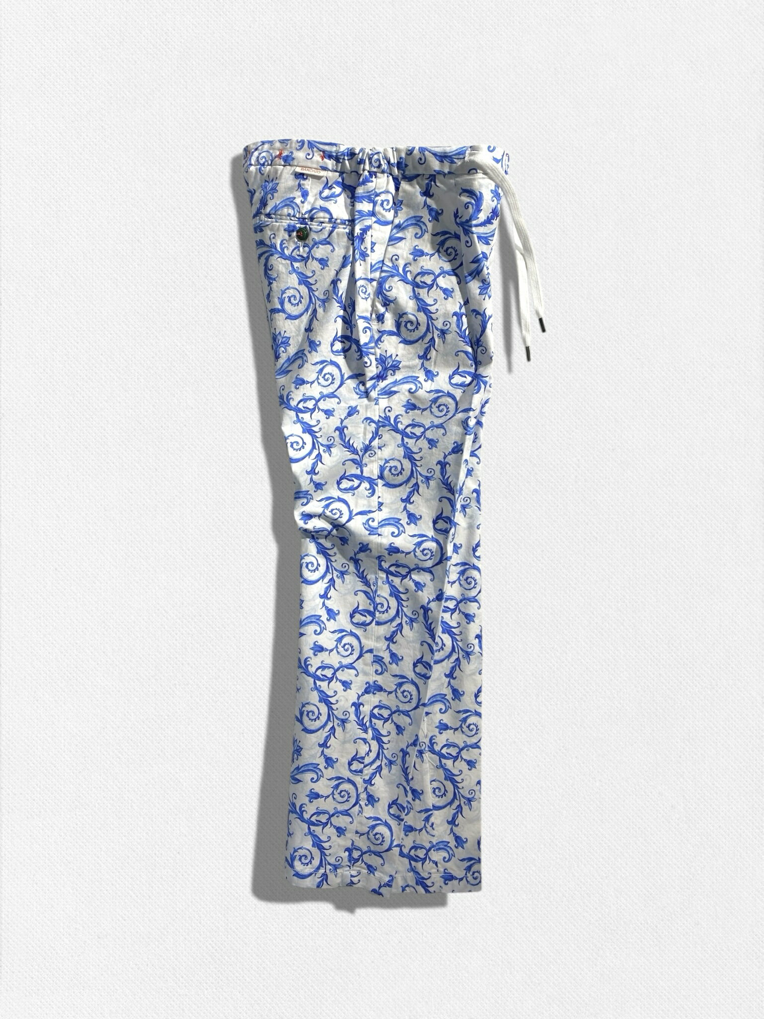 【定価35,200円(税込)】BARONIO バローニオ / バローニョ 遊び心とヌケ感たっぷりなプリントを全面に施したラグジュアリーな ペイズリー柄 チノパンツ イージーパンツ コットンパンツ バンダナ柄 ホワイト×ブルー Summer Time 499-82971003 イタリア製 メンズ la1