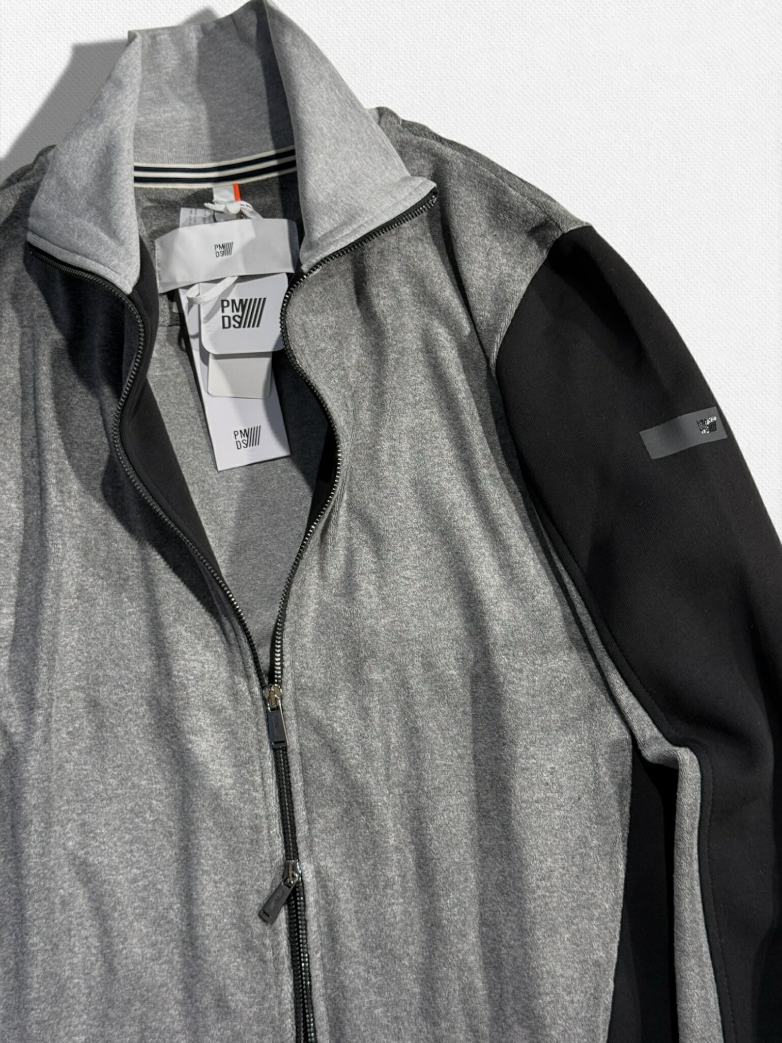 【定価49,500円(税込)】PREMIUM MOOD DENIM SUPERIOR-プレミアムムードデニムスペリオール- PMDS スポーティウェアを格上げする美光沢！異素材コンビ イタリアンベロア スウェットダブルジップブルゾン MOSI グレー ホワイト 520591164049 P.M.D.S. イタリア製 メンズ