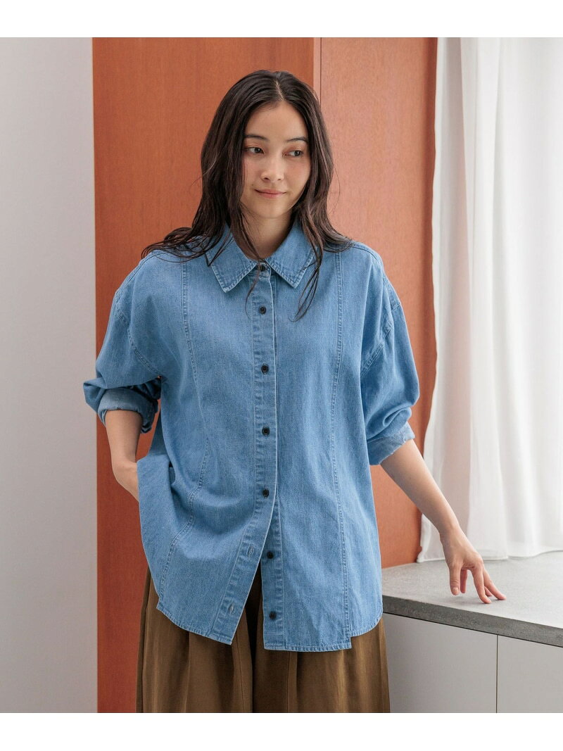【予約商品について】 ※「先行予約販売中」「予約販売中」をご注文の際は予約商品についてをご確認ください。■重要なお知らせ※ 当店では、ギフト配送サービス及びラッピングサービスを行っておりません。ラッピング・ギフト配送について同時に複数の商品を注文された場合メーカー希望小売価格について置き配についてご利用ガイドstudio CLIP（スタディオクリップ）【daily CLIP】ルーズデニムシャツフロント切り替えで魅せる、デイリーに羽織れる大人好みのライトデニムシャツーーー【素材】しっかりとした本格的なデニムの表情を持ちながら、触れると驚くほど軽やかなライトウェイト素材を使用。ゴワつきのない柔らかな質感で肌馴染みが良く、季節の変わり目にもストレスフリーな着心地を叶えます。【デザイン】フロントにあしらった縦の切り替えラインが全体の印象を引き締め、シンプルな中に洗練されたアクセントをプラス。ワーク感をほどよく抑えたクリーンな風合いに仕上げているため、武骨になりすぎず女性らしく着用していただけるルーズシルエットです。ーーー【スタイリング】前を留めてメインで着るのはもちろん、サッと羽織ったり、インナーとして覗かせたり、腰に巻いたりとアレンジ自在。ボトムスにはヘリンボンのワイドパンツやバルーンパンツを合わせることで、重たくなりがちな秋のスタイリングに心地よい抜け感と大人っぽいニュアンスを与えてくれます。型番：1090090-82-09 TA0081【採寸】F(09)着丈72.5 肩幅59.5 胸囲132 袖丈50 天巾18 首回り46.5商品のサイズについて【商品詳細】CHINA素材：綿100%サイズ：F手洗い可※画面上と実物では多少色具合が異なって見える場合もございます。ご了承ください。商品のカラーについて