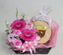 生花アレンジメントとスイーツのセット【島田屋の長崎バウムクーヘン】【花とスイーツ】花とお菓子のセット 生花 アレンジ フラワーギフト 花の贈り物 誕生日 出産祝...