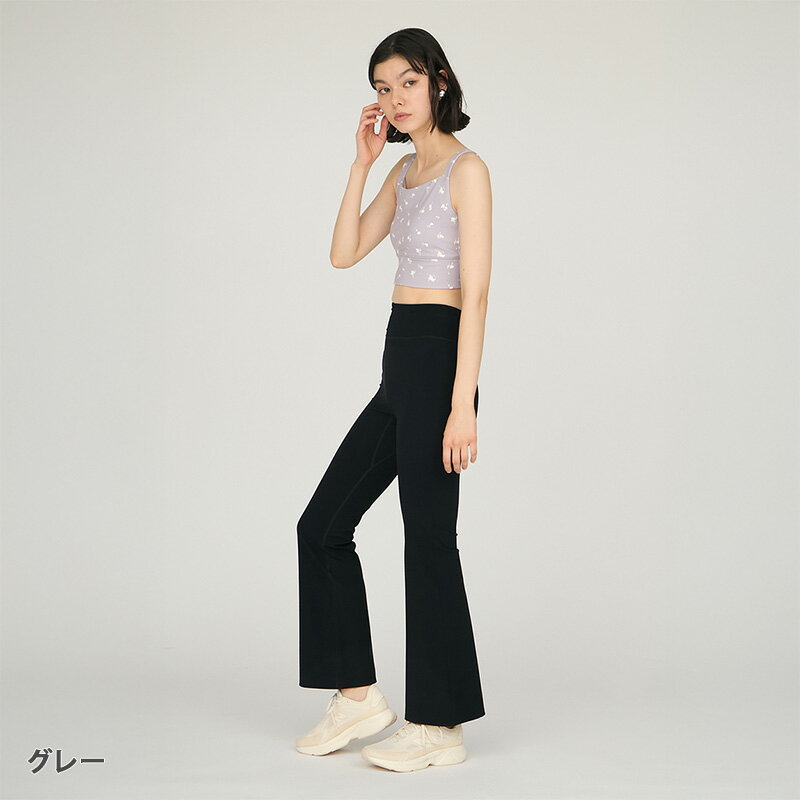 emmi エミ トップス ディフォームフラワーブラトップ 14WCT254204 2025AW 秋 冬 カップ付き ブラトップ レディース おしゃれ かわいい 花柄 ノースリーブ スポーツウェア ヨガ ピラティス ジム ウォーキング ランニング ダンス エクササイズ ストレッチ 吸水速乾 送料無料