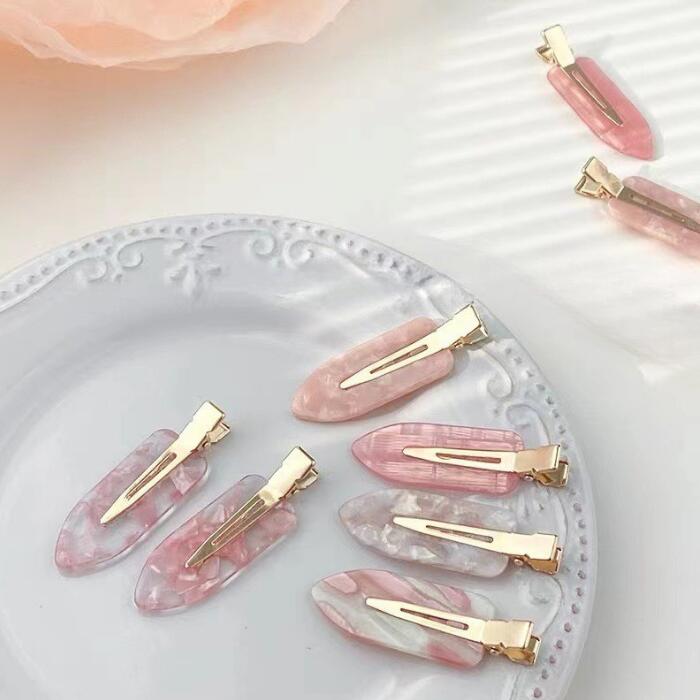 サイズ6cm×2cm ※採寸には若干の誤差が生じます。カラーピンク素材アセテート生産国中国ご注意●海外製は日本製に比べ作りが荒く小さな傷汚れなどがある場合、縫製などが少々劣る場合がございます。また、元々タグや洗濯表示がないものがございますので予めご了承くださいませ。 ●製品の仕様は予告なく変更になる場合がございます。予めご了承下さいませ。 ●ブラウザーやモニターによって色の見え方が異なる場合がございます。 ●当社では他店舗でも販売しております為、在庫切れや、完売となってしまう場合がございます。 その場合はご注文をキャンセルさせていただく場合がございます。あらかじめご了承下さいませ。 ●商品の破損など明らかな不良品の場合を除き、返品・交換は致しかねます。 また、ご注文確定後のキャンセルは致しかねます。内容をよくご確認の上、ご注文いただきますようお願い申し上げます。