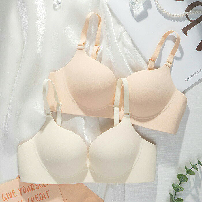 サイズS 70AB（ショーツS） M75AB（ショーツM） L 80AB（ショーツL） XL 85AB（ショーツXL）商品紹介モールドブラとは、1枚の生地を加工してカップの立体を作っているブラジャーです。パーツを縫い合わせたブラジャーと違い、カップ部分に縫い目がなく、独特の滑らかな質感と優しい肌触りが特徴です。シームレスで薄手のトップスやTシャツ、体にフィットするトップスでもラインが響かず洋服を選びません。ノンワイヤータイプでもバストの形を美しく整えます。パッドも一体型になっているので型崩れしにくく、お手入れもらくちん。見た目もすっきりスタイリッシュでお勧めです。カラーモカ ベージュ ホワイト ブルー素材ナイロン生産国中国注意事項●裏側品質表示の一部に小さい中国語表記が入る場合がございます。予めご了承くださいませ。 ●海外製は日本製に比べ縫製などが少々劣る場合がございます。また、元々タグや洗濯表示がないものがございますので予めご了承くださいませ。 ●製品の仕様は予告なく変更になる場合がございます。予めご了承下さいませ。 ●ブラウザーやモニターによって色の見え方が異なる場合がございます。 ●当社では他店舗でも販売しております為、在庫切れや、完売となってしまう場合がございます。 その場合はご注文をキャンセルさせていただく場合がございます。あらかじめご了承下さいませ。 ●商品の破損など明らかな不良品の場合を除き、返品・交換は致しかねます。 また、ご注文確定後のキャンセルは致しかねます。内容をよくご確認の上、ご注文いただきますようお願い申し上げます。