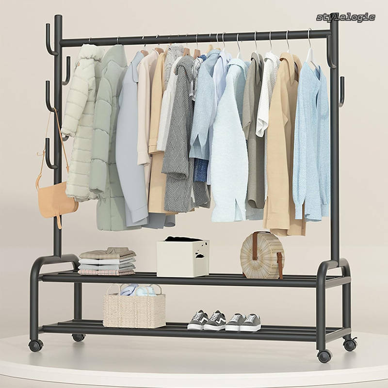 Rakuten - 【送料無料】多機能収納 おしゃれ 洋服ラック 頑丈 防サビ キャスター付き 洋服掛け 衣類収納 室内干し スリム パイプハンガー 両側のフック付き 棚付き 耐荷重60KG スチール製 (ブラック)