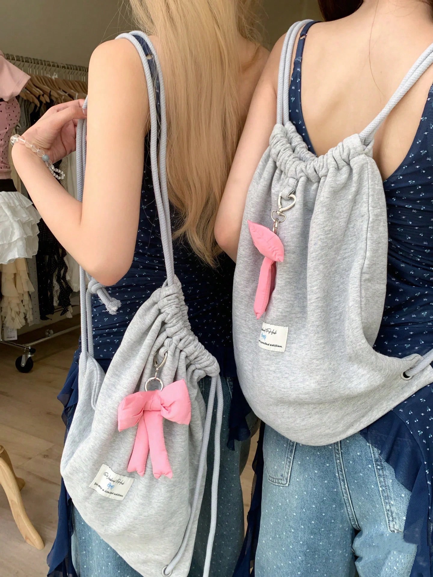 ファッショナブルなリボン付き巾着式バックパック、大容量折りたたみ式トラベルバックパック、女性や大学生に適しています。バックパックアクセサリーとも完璧にマッチ、スタイリッシュな通学用バックパック