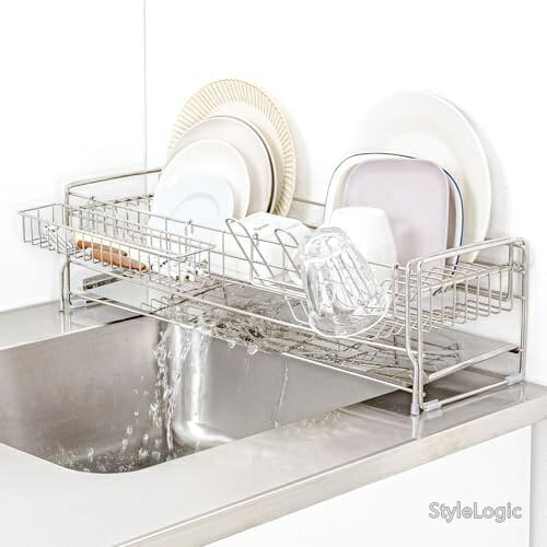 商品の特徴・伸縮式でシンクにぴったりフィット 水切りラック選びで重要なのが「シンクに合うかどうか」伸縮式デザインを採用し、シンクの横幅に合わせてスムーズに調整できる点が最大の魅力です。狭いキッチンでもぴったりフィットし、シンク上スペースを有効活用できるため、調理台を圧迫しません。洗い物の量が増えてもそのままワイドに拡張可能。キッチンの作業動線を妨げず、毎日の料理を快適にサポートしてくれる“フィット感重視”の水切りラックです。・大容量＆お皿が立ちやすい効率設計 限られたスペースでもたっぷり置ける大容量水切りラックとして優秀。プレートを立てて収納できる縦置き構造や、ボウル・カトラリー・グラスを仕分けられる複数エリア設計で、乾きやすさと出し入れのしやすさを両立しています。皿が倒れにくい最適化されたピッチ、ワイドな奥行き設計、重ねず置ける安定性など、使いやすさを追求したデザインが特徴。フライパンや鍋まで置けるモデルもあり、一人暮らしからファミリーまで対応できる万能タイプです。効率よく乾燥でき、キッチン全体をスッキリ整える実用性が魅力です。・ステンレス素材で錆びに強く衛生的 キッチンで毎日使う水切りラックは、耐久性と清潔さが欠かせません。錆びにくく汚れを落としやすいのが特長。湿気が多いシンク周りでも劣化しにくく、長期間使用しても清潔な状態を維持しやすいのが魅力です。お手入れも簡単で、毎日の洗い物後もサッと拭くだけで清潔をキープできるため、キッチン衛生を重視する方にも最適なステンレス水切りラックです。・排水構造が優秀で水アカ・ぬめり対策に最適 水切れの良い排水構造。傾斜付き排水トレーを搭載したモデルは、溜まった水が自然にシンクへ流れ、面倒な水捨て作業の手間を軽減。トレーは取り外し可能で丸洗いできるため、ぬめりや水アカの発生も抑えられます。カゴ部分から直接シンクに水が落ちる構造も採用。常に水が循環しトレーに水が残りにくいのも魅力。清潔でストレスのない水切り環境を実現する、排水力に優れた水切りラックとして高い評価を得ています。お客様都合のキャンセルはお控えください。また他モールにて併売を行っており、Amazon 社のFBA マルチチャネルサービスを一部活用しております。梱包にAmazon ロゴの記載やAmazonの配達員が商品をお届け、また置き配になる可能性がございますので予めご了承ください。