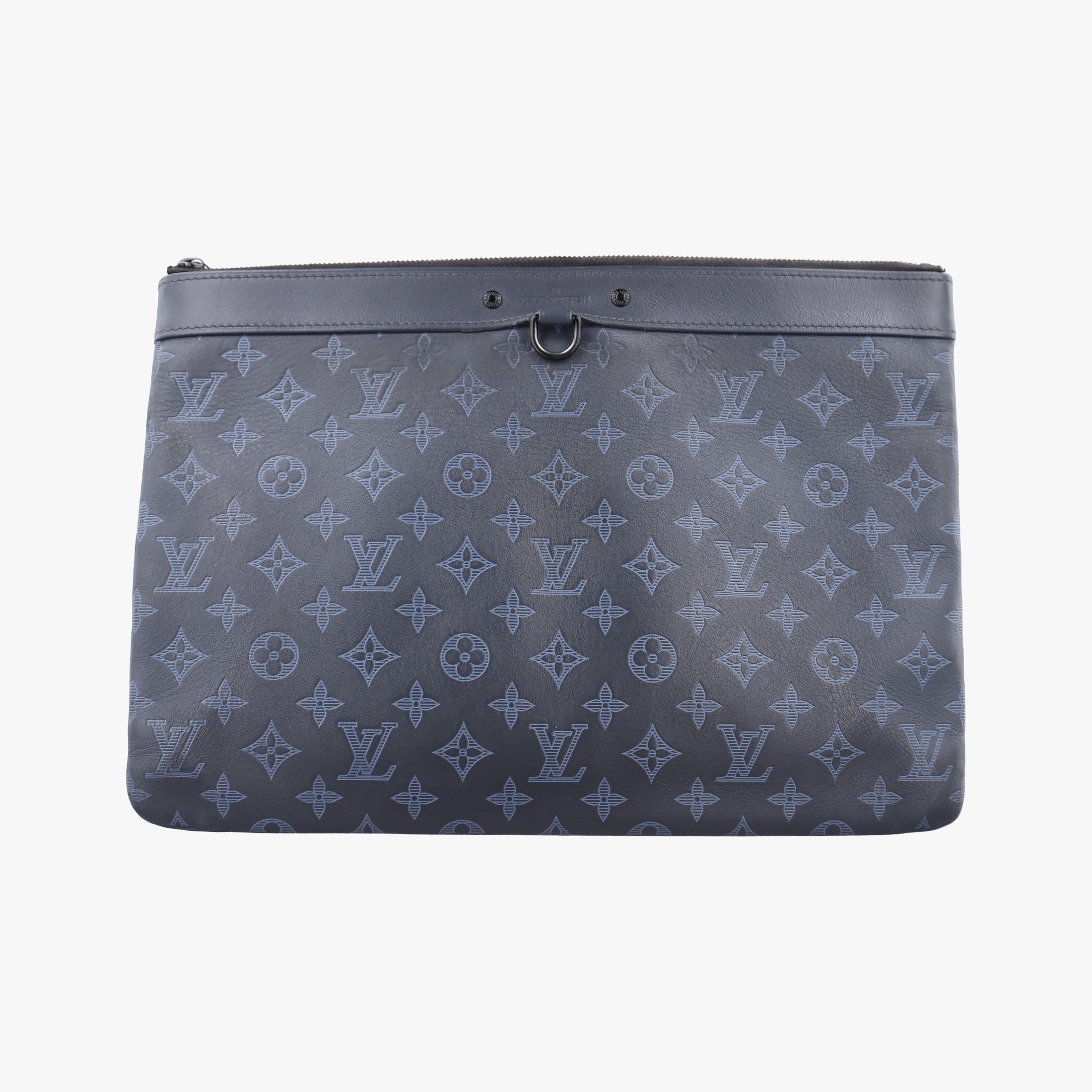 DETAILS プランド ルイヴィトン Louis Vuitton ジャンル クラッチバッグ カラ一 ブルーブラック 素材 モノグラム シャドウ 付属品 なし 商品番号 SC036390_410SC1 SIZE 厚さ 1cm 高さ 25cm 幅 36cm DESCRIPTION 商品状態 全体の軽度使用跡、内側の軽度摩耗、ファスナー布の軽度摩耗、包身軽度摩耗、皺、被覆前面金属部の軽度変形、皺、角補色跡金属中性摩耗、酸化; におい その他のにおい CONDITION N 新品※付属品が付いていない爆合もあります S 新品、未使用品、展示品なと展示以外では使用汚れていないと思われる綺麗な商品※プランドジュエリ-については、新品仕上け商品も含みます A 保管・展示による多少のダメ-ジがある商品　数回使用した程度と思われる僅かなキズ、汚れがある新品同様品 AB 日常的に使用していた使用感やキズ・汚れなどがある商品 B キズや汚れがあり、全体的に使用感のある商品 C キズや汚れがあり、全体的にかなり使用感のある商品　キズや劣化等が目立つ商品 色や素材感に注意して撮影しておりますが、カメラの特性やご覧にな汚れているスマホ・PCの画面によって、色味や質感が異なって見える可能性があります。