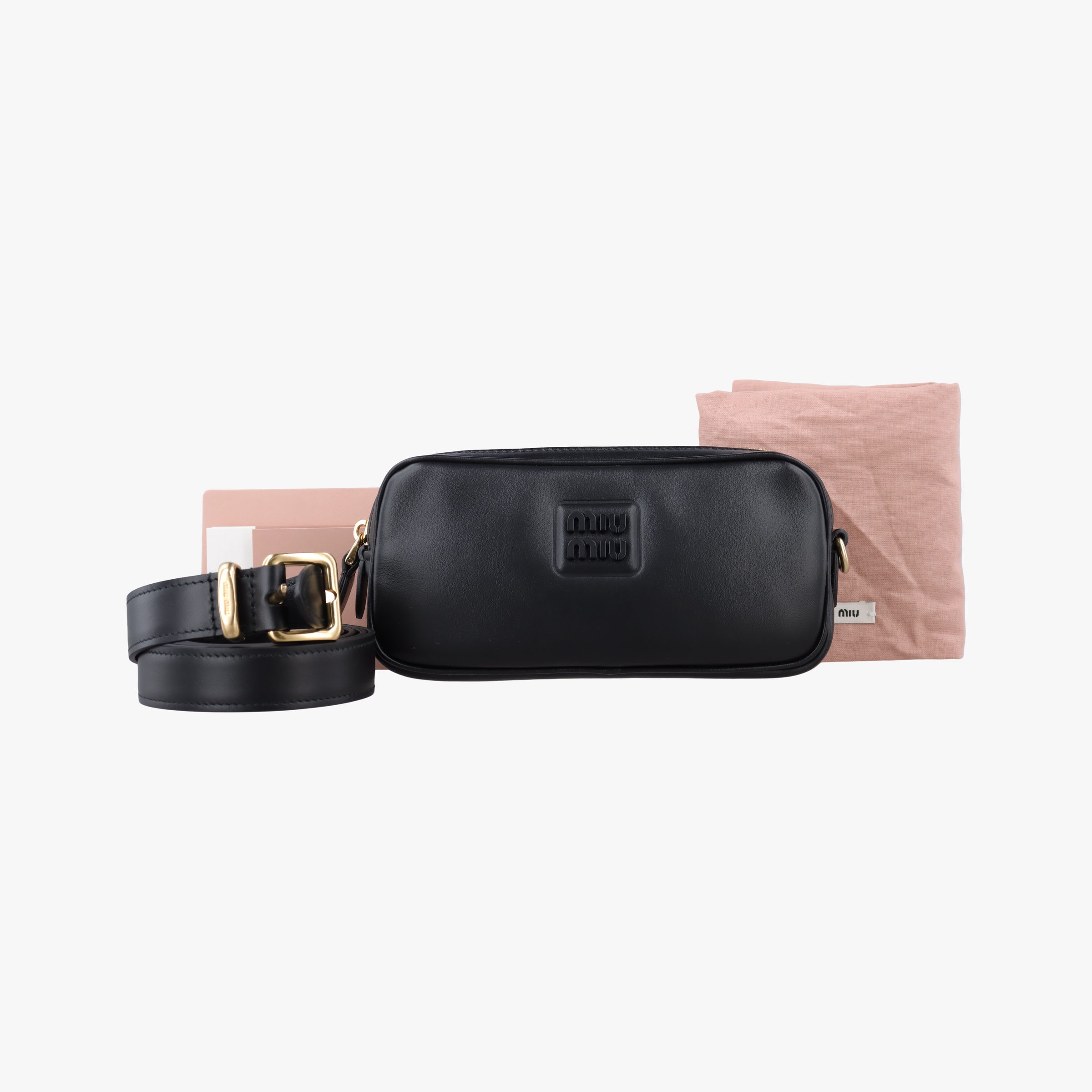 DETAILS プランド ミュウミュウ Miu Miu ジャンル ボディバッグ/ウェストバッグ カラ一 ブラック 素材 レザー 付属品 ベルト、保存袋、冊子類 商品番号 SC035223_395SC SIZE 厚さ 3cm 高さ 8cm 幅 17cm ショルダーストラップ長さ1 80~90cm DESCRIPTION 商品状態 全体的に軽い使用跡、辺角のわずかな摩耗、包み口の軽いしわ、内に軽度の使用跡がある、金属のわずかな摩耗; におい 無臭 CONDITION N 新品※付属品が付いていない爆合もあります S 新品、未使用品、展示品なと展示以外では使用汚れていないと思われる綺麗な商品※プランドジュエリ-については、新品仕上け商品も含みます A 保管・展示による多少のダメ-ジがある商品　数回使用した程度と思われる僅かなキズ、汚れがある新品同様品 AB 日常的に使用していた使用感やキズ・汚れなどがある商品 B キズや汚れがあり、全体的に使用感のある商品 C キズや汚れがあり、全体的にかなり使用感のある商品　キズや劣化等が目立つ商品 色や素材感に注意して撮影しておりますが、カメラの特性やご覧にな汚れているスマホ・PCの画面によって、色味や質感が異なって見える可能性があります。